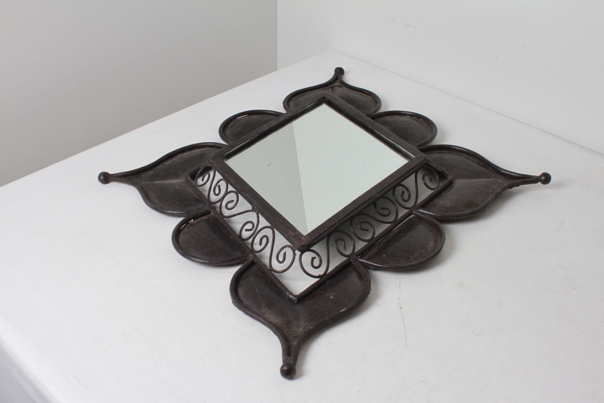 miroir-decoratif-brutaliste-fer-forge-forme-losange-objets-deco-brocante-occasion-emmaus-scherwiller-etikette (1)