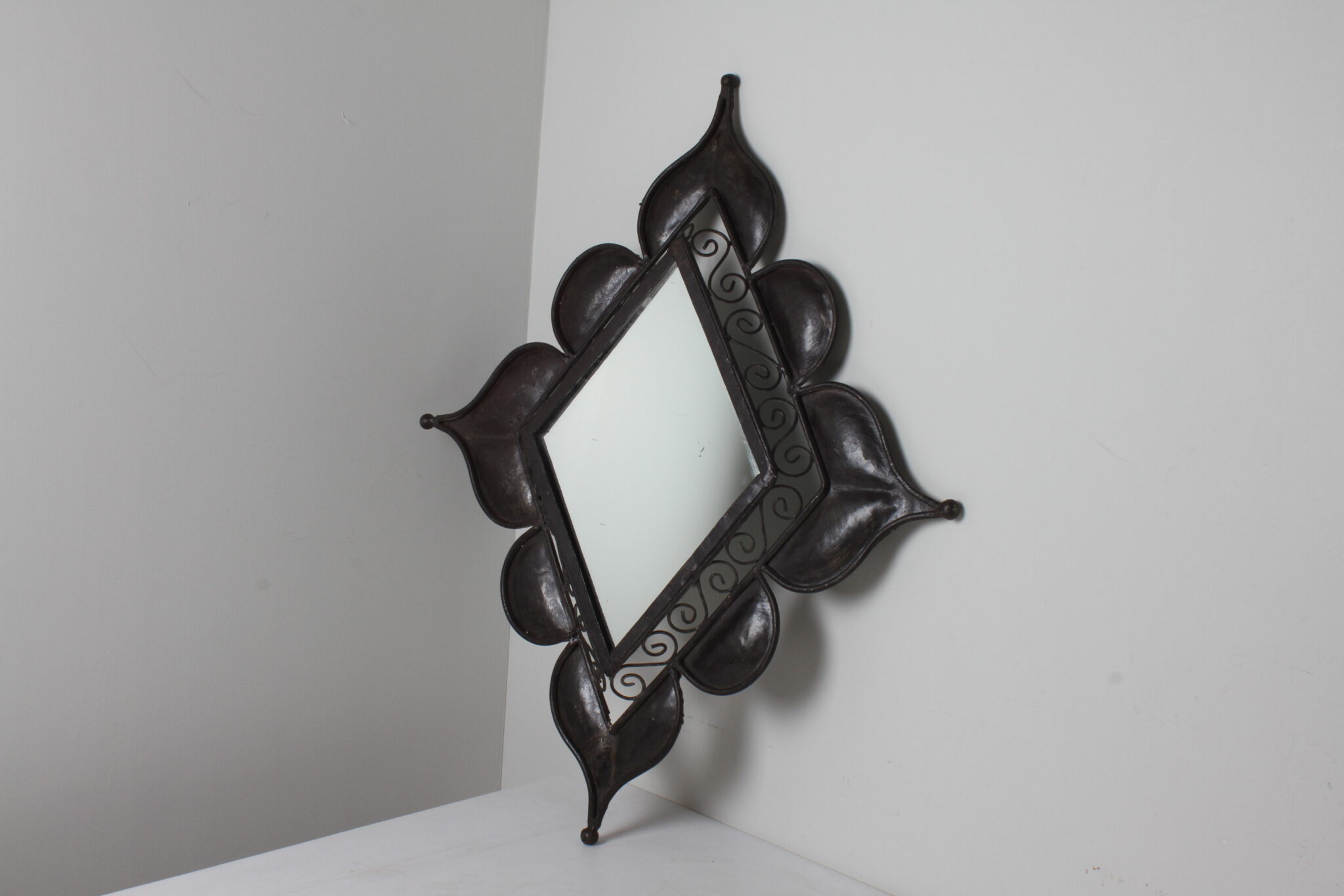 miroir-decoratif-brutaliste-fer-forge-forme-losange-objets-deco-brocante-occasion-emmaus-scherwiller-etikette (2)