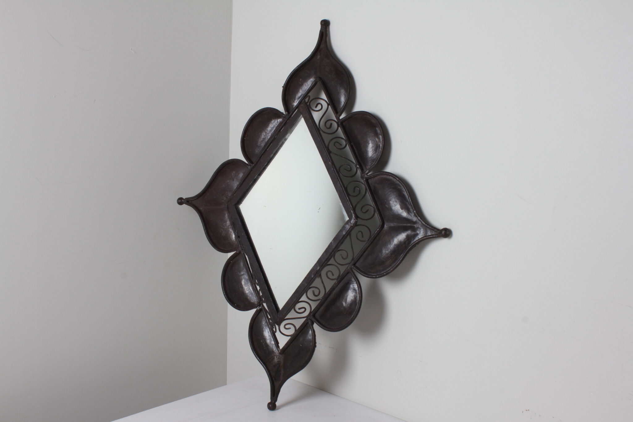 miroir-decoratif-brutaliste-fer-forge-forme-losange-objets-deco-brocante-occasion-emmaus-scherwiller-etikette (3)