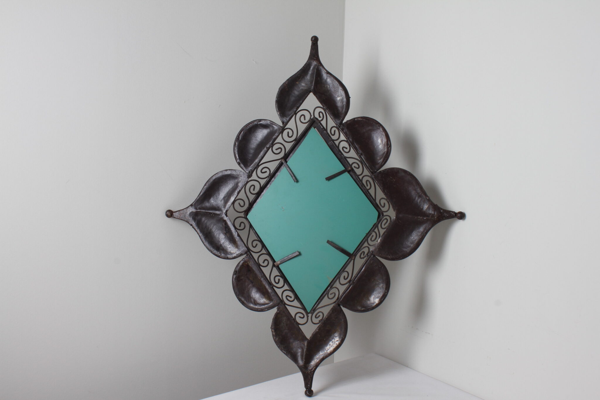 miroir-decoratif-brutaliste-fer-forge-forme-losange-objets-deco-brocante-occasion-emmaus-scherwiller-etikette (4)