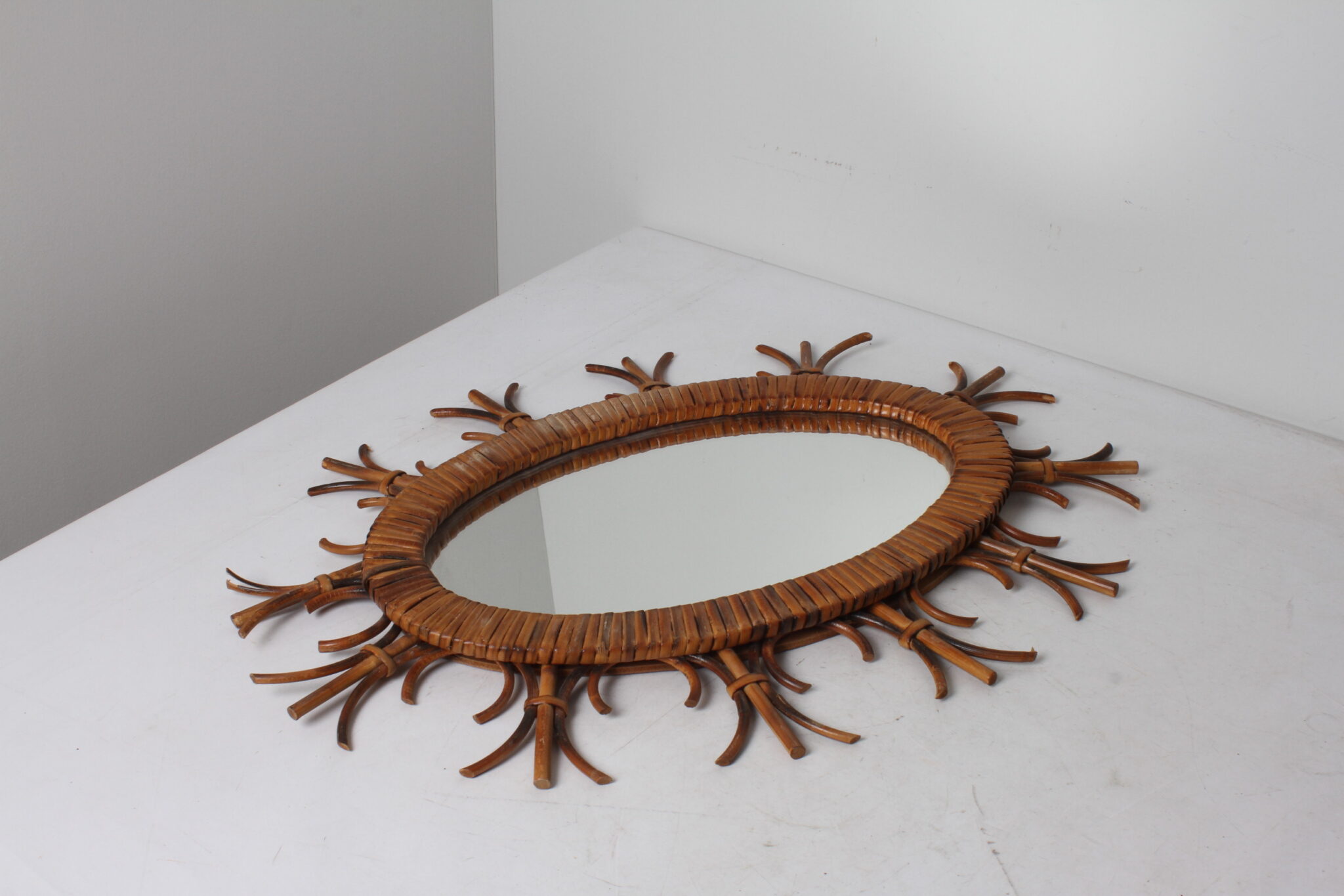miroir-vintage-ovale-en-rotin-objets-deco-brocante-occasion-emmaus-scherwiller-etikette (1)