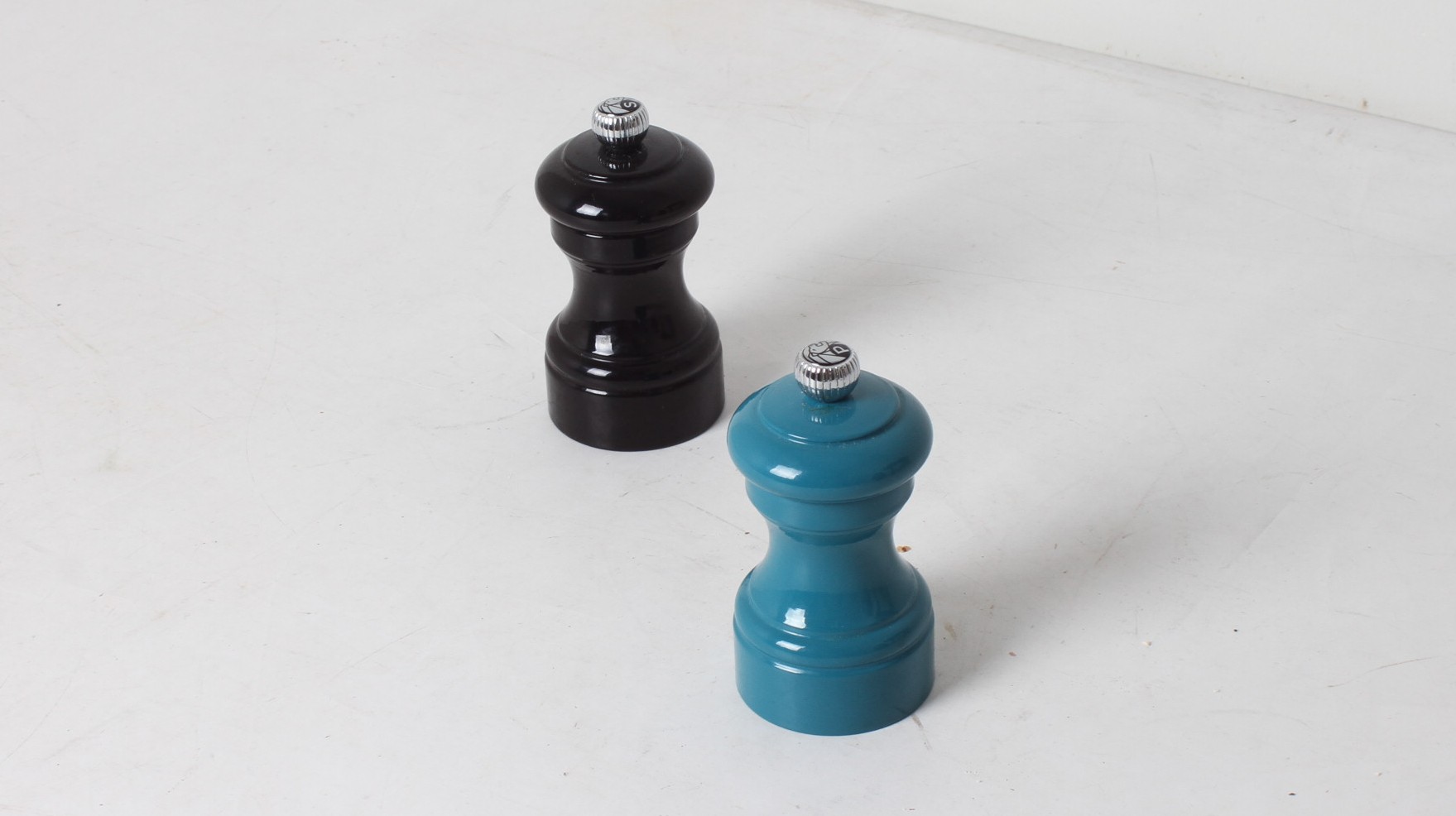 moulins-poivre-et-sel-peugeot-bistro-noir-et-bleu-art-de-la-table-brocante-occasion-emmaus-scherwiller-etikette (2)