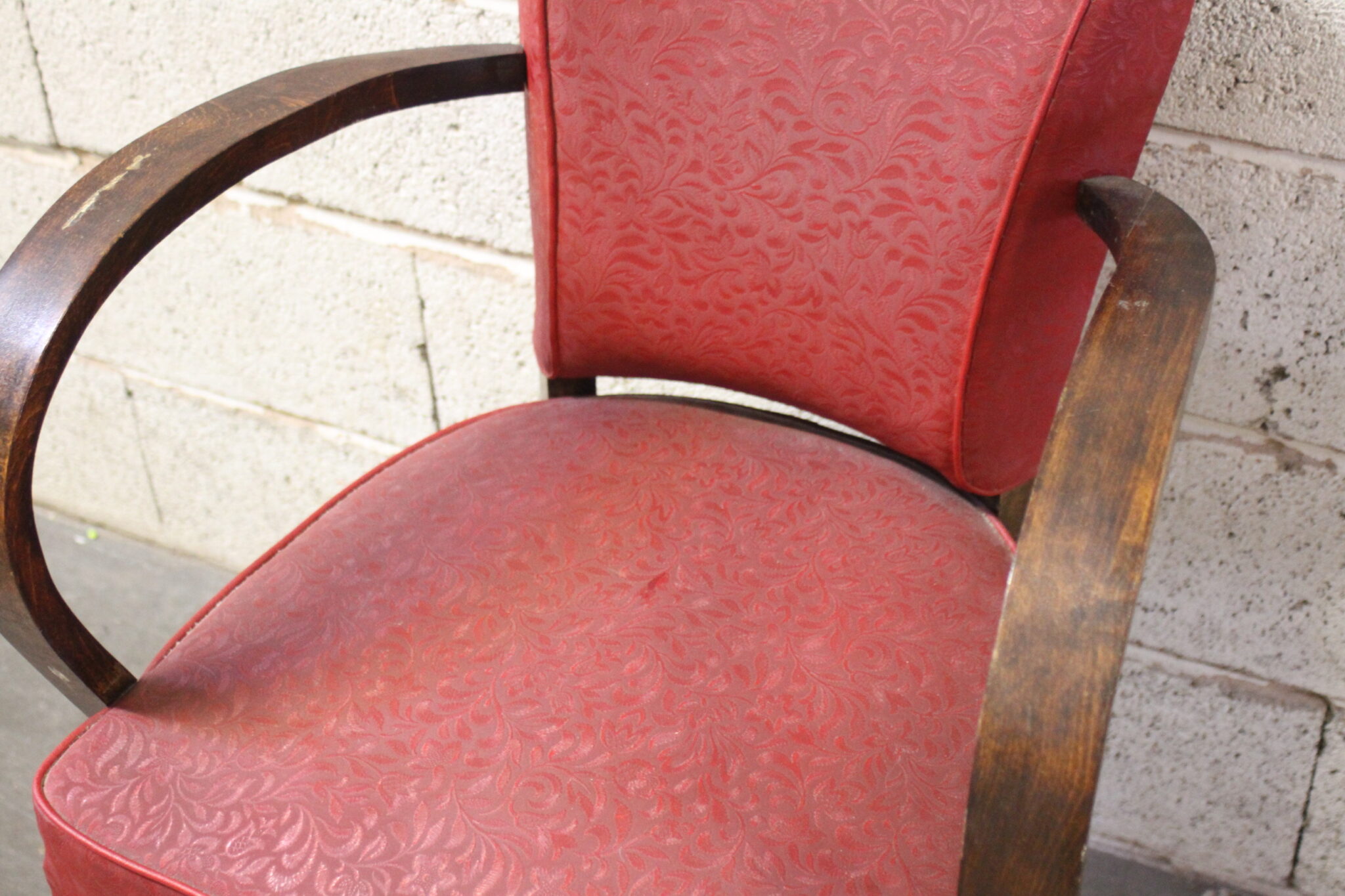 paire-d'anciens-fauteuils-bridge-bois-skai-relief-mobilier-brocante-occasion-emmaus-scherwiller-etikette (1)
