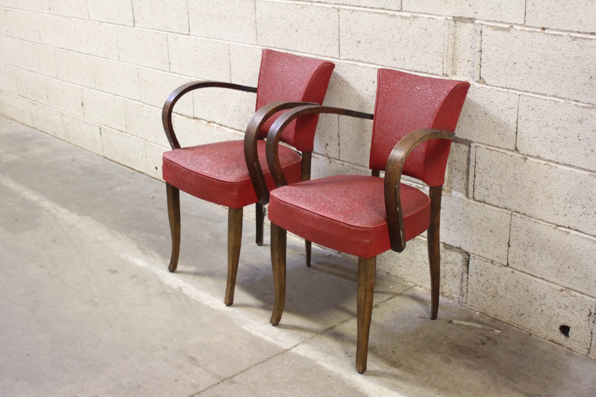 paire-d'anciens-fauteuils-bridge-bois-skai-relief-mobilier-brocante-occasion-emmaus-scherwiller-etikette (2)