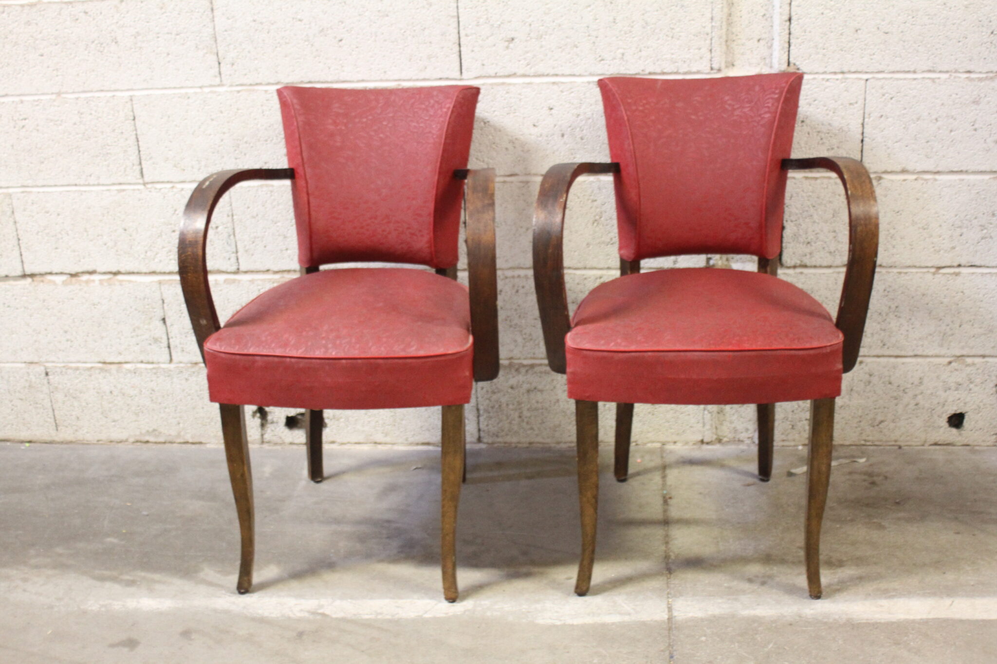 paire-d'anciens-fauteuils-bridge-bois-skai-relief-mobilier-brocante-occasion-emmaus-scherwiller-etikette (3)