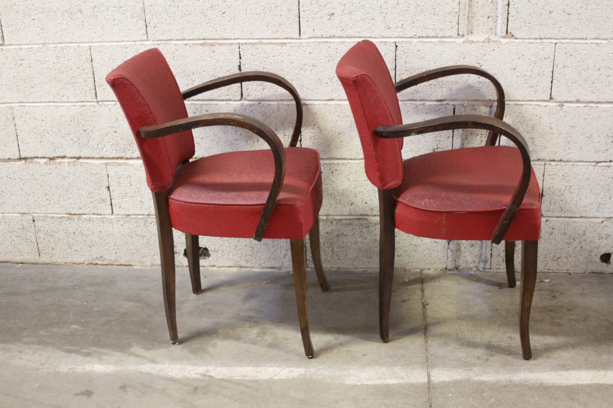 paire-d'anciens-fauteuils-bridge-bois-skai-relief-mobilier-brocante-occasion-emmaus-scherwiller-etikette (4)
