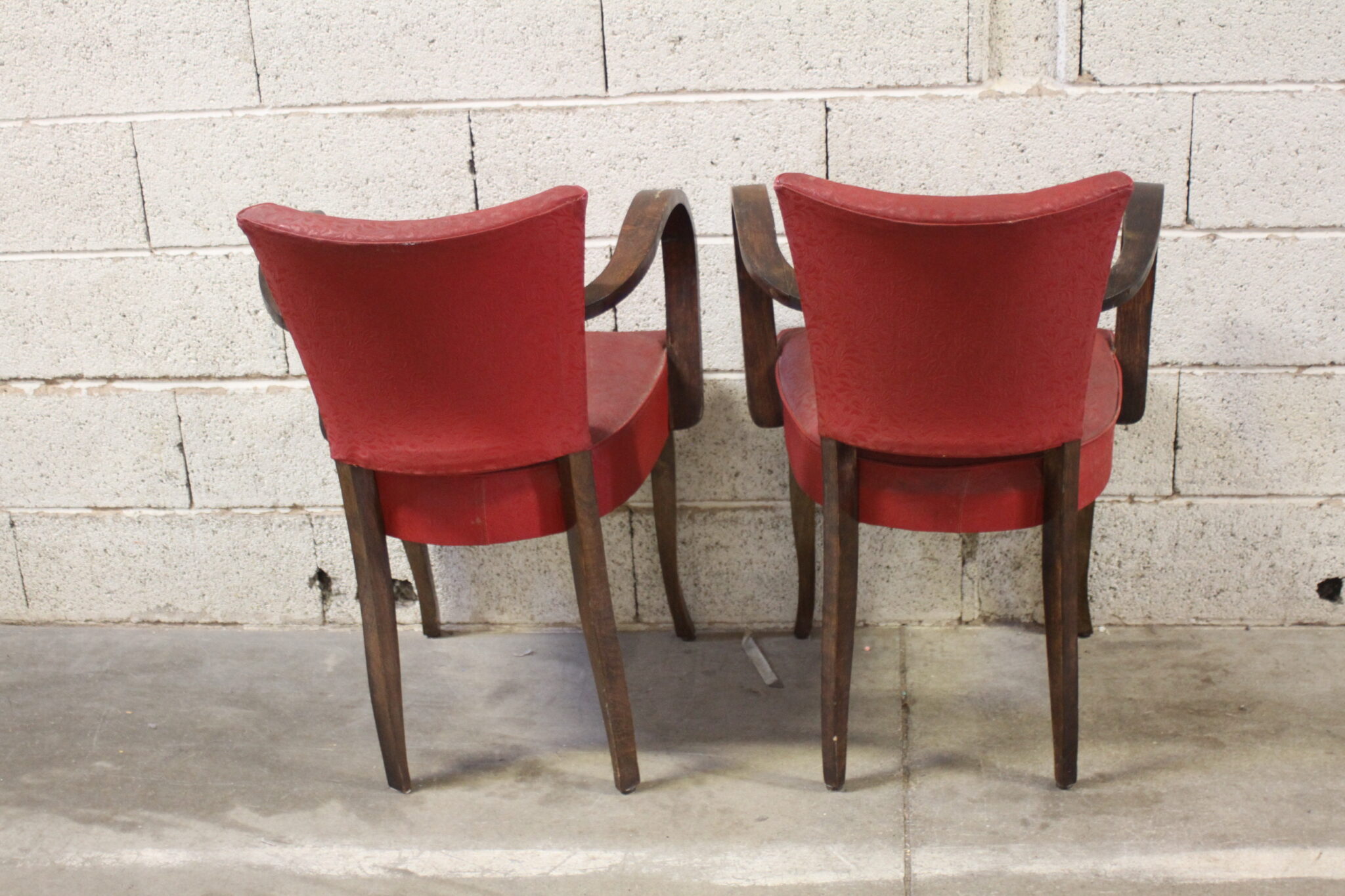 paire-d'anciens-fauteuils-bridge-bois-skai-relief-mobilier-brocante-occasion-emmaus-scherwiller-etikette (5)