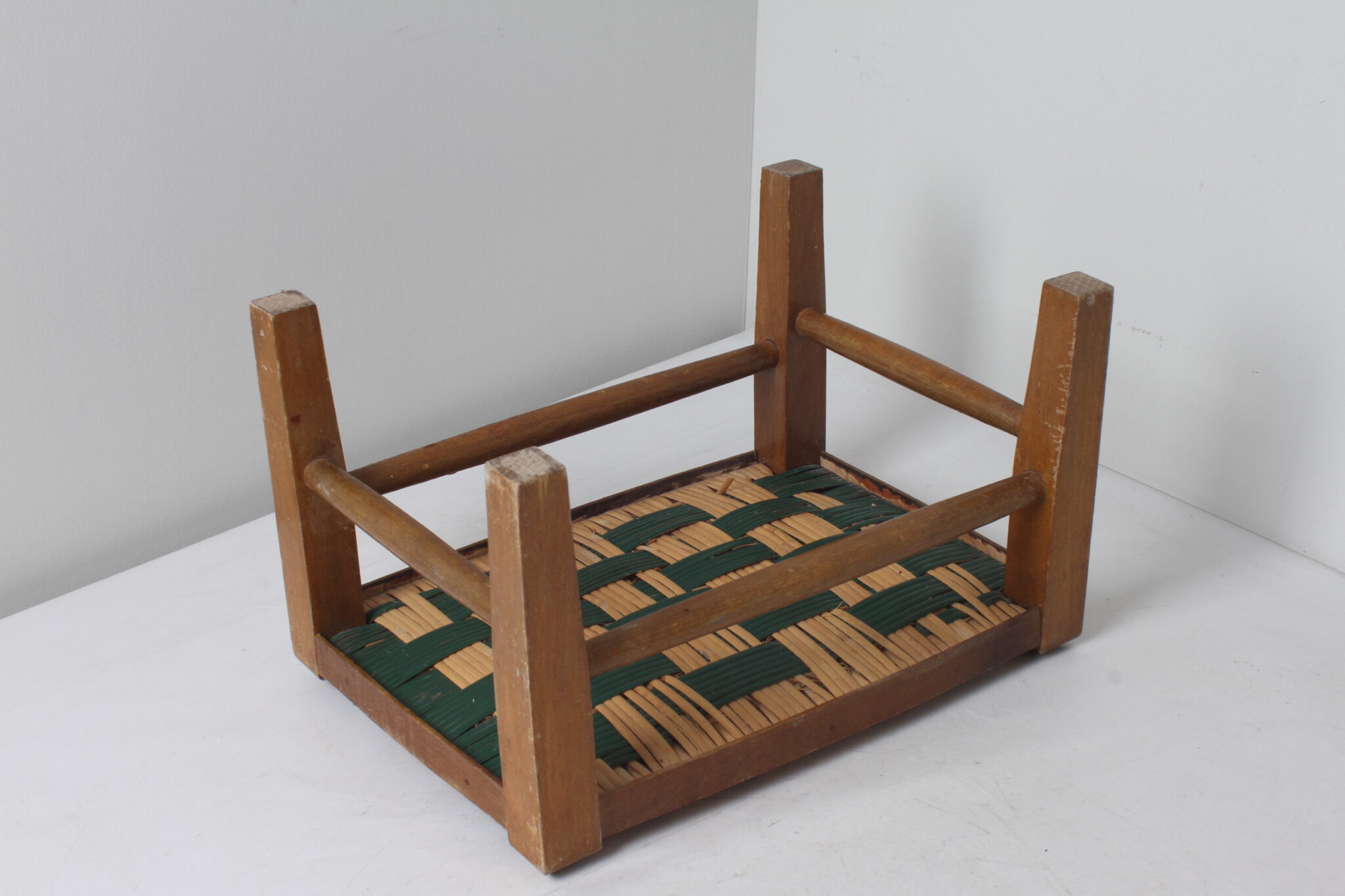 petit-tabouret-vintage-bois-osier-tresse-naturel-et-vert-mobilier-objets-deco-brocante-occasion-emmaus-scherwiller-etikette (1)