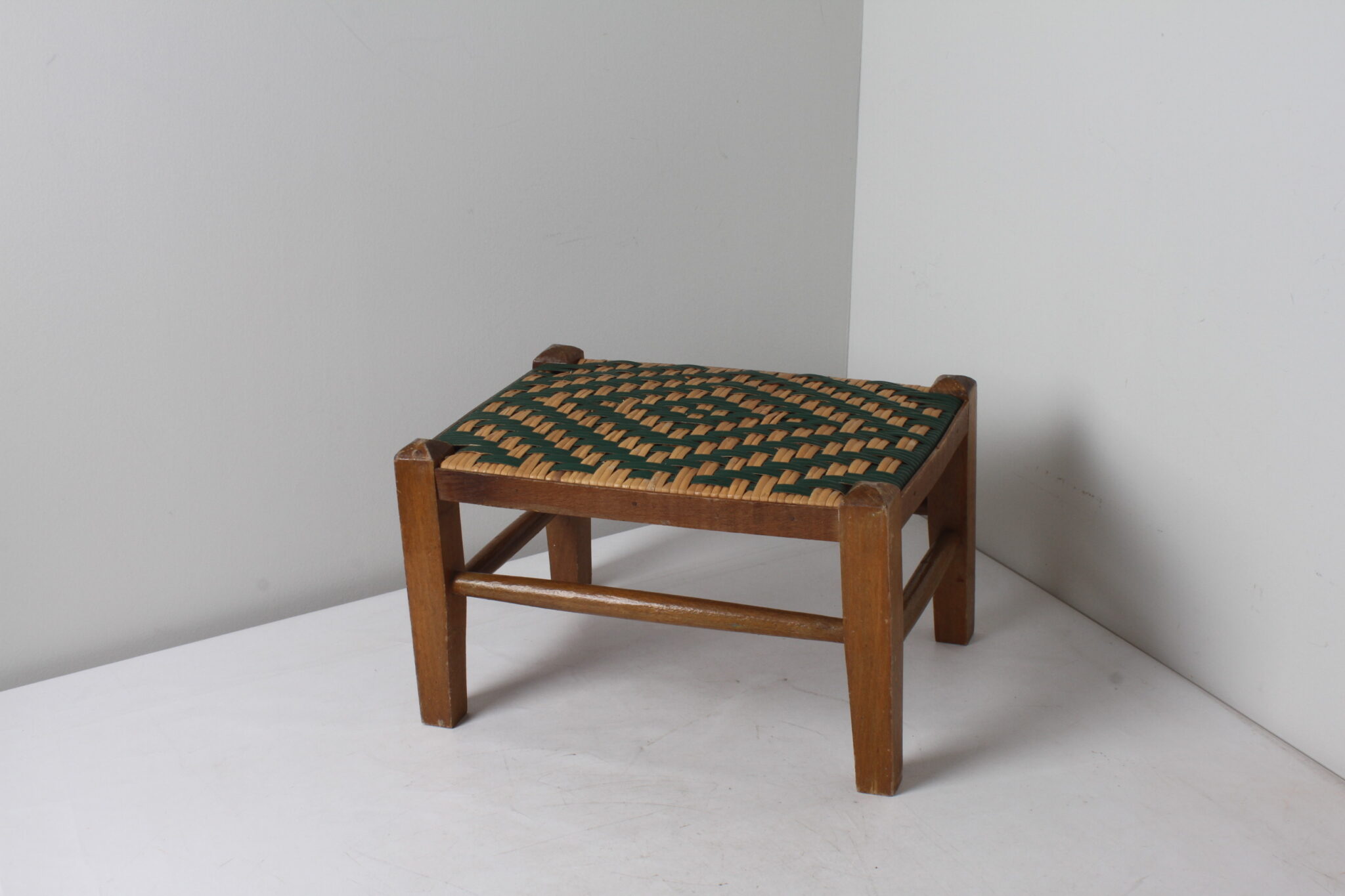 petit-tabouret-vintage-bois-osier-tresse-naturel-et-vert-mobilier-objets-deco-brocante-occasion-emmaus-scherwiller-etikette (2)