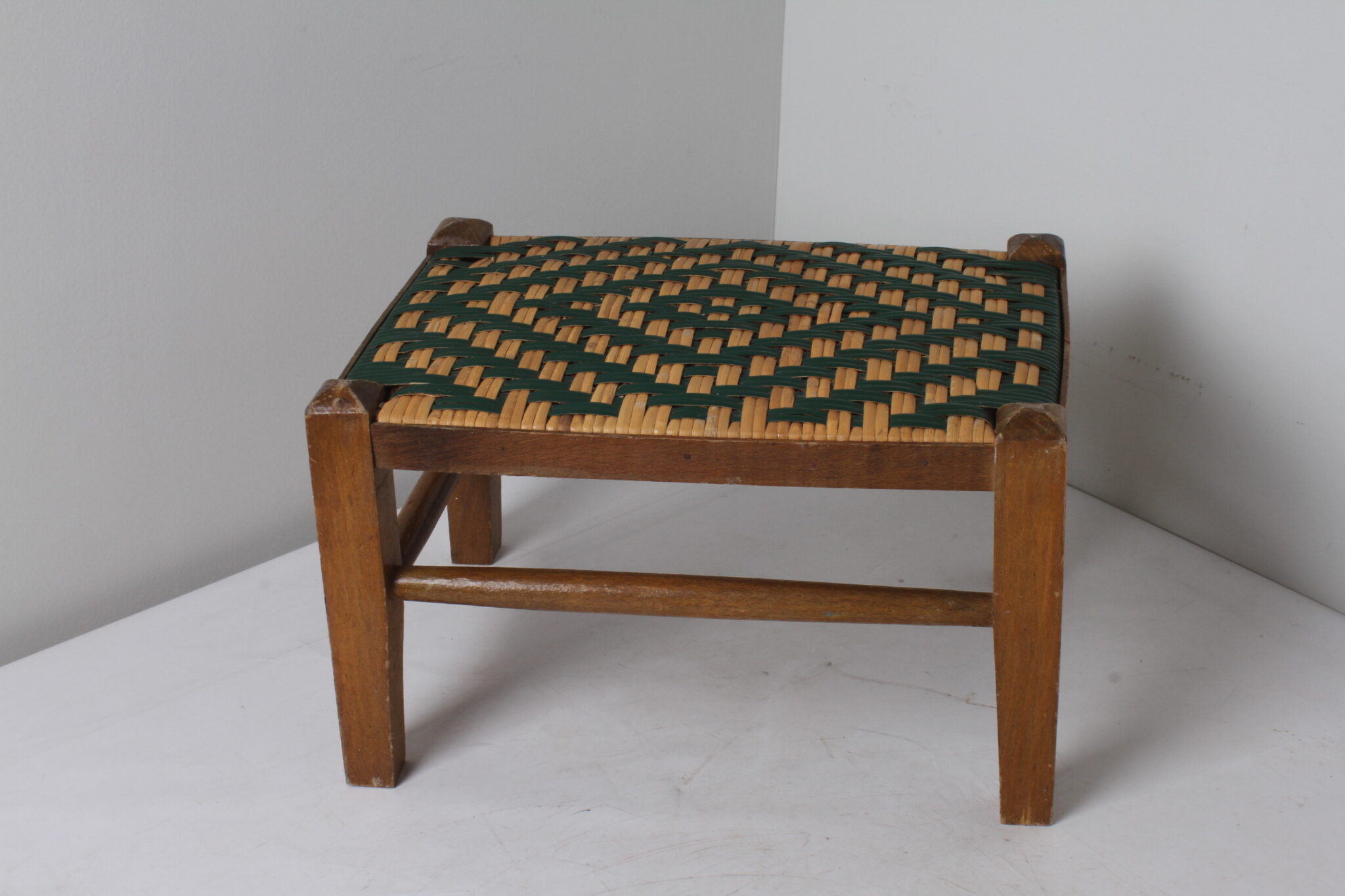 petit-tabouret-vintage-bois-osier-tresse-naturel-et-vert-mobilier-objets-deco-brocante-occasion-emmaus-scherwiller-etikette (3)