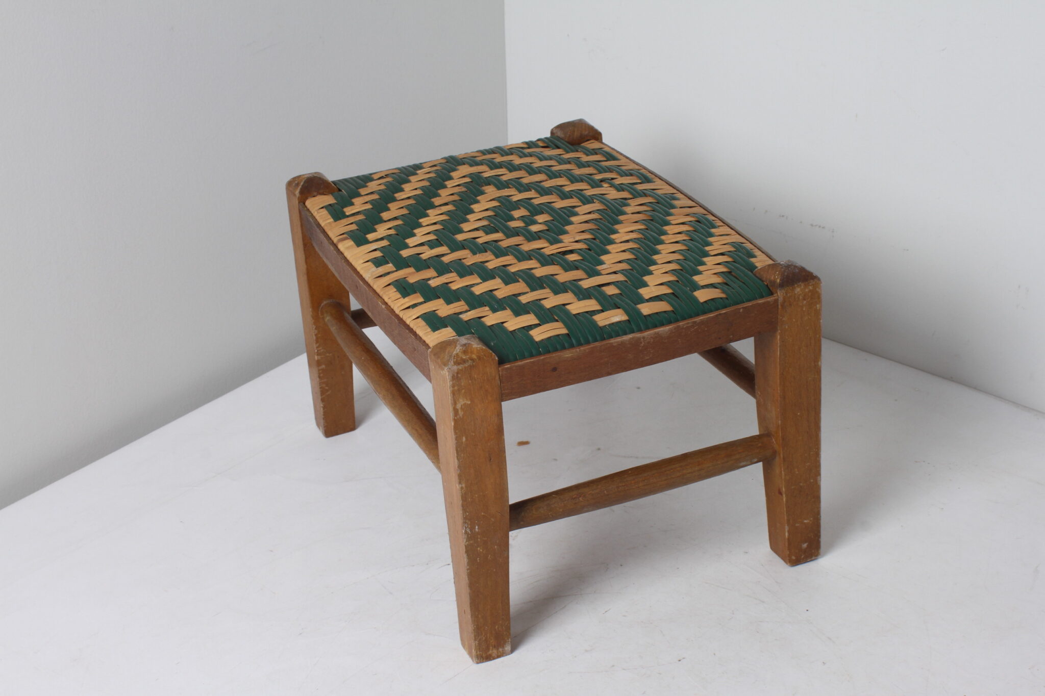 petit-tabouret-vintage-bois-osier-tresse-naturel-et-vert-mobilier-objets-deco-brocante-occasion-emmaus-scherwiller-etikette (4)