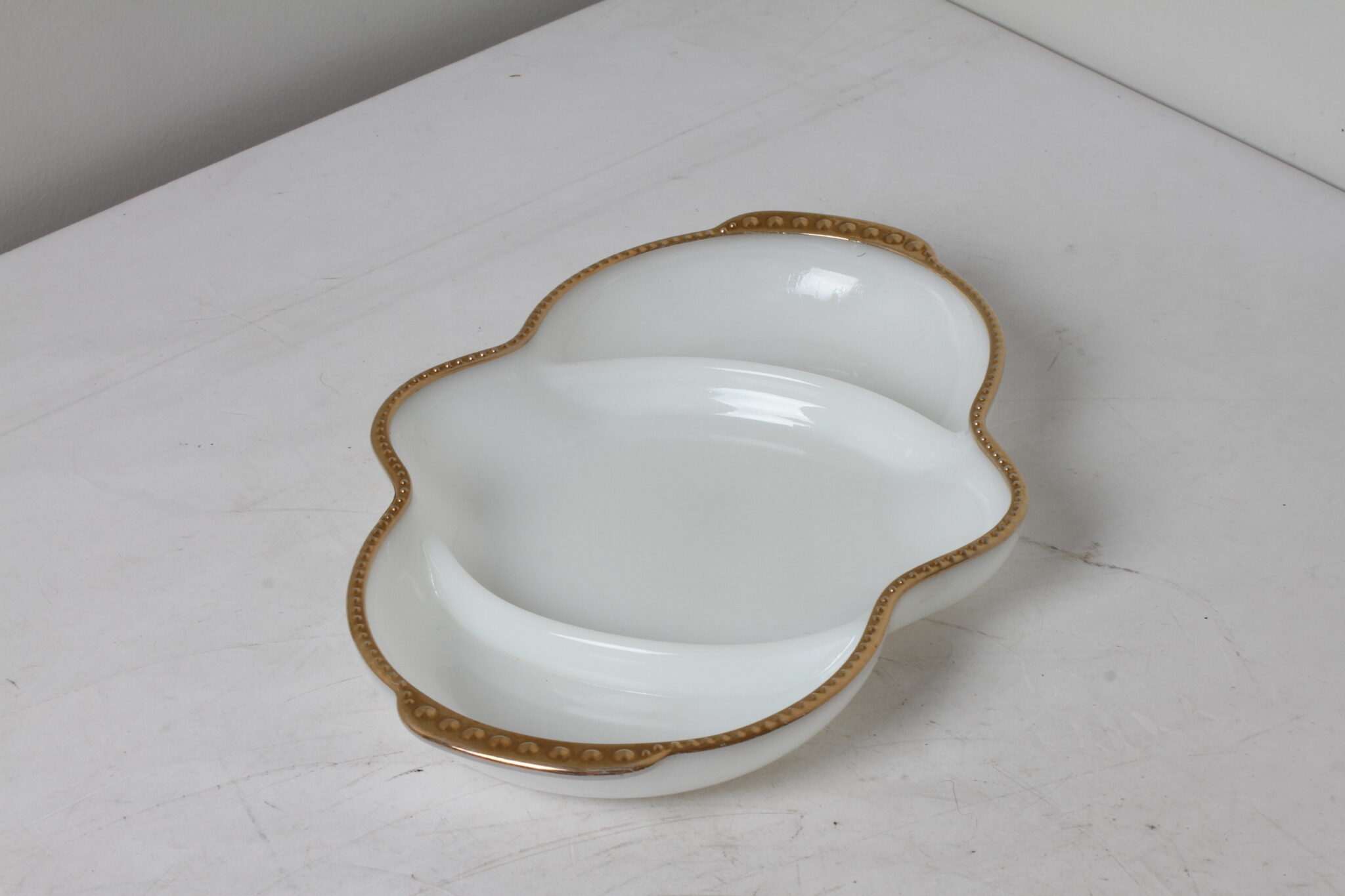 plat-3-compartiments-verre-de-lait-lisere-dore-vintage-fire-king-ware-usa-art-de-la-table-brocante-occasion-emmaus-scherwiller-etikette (1)