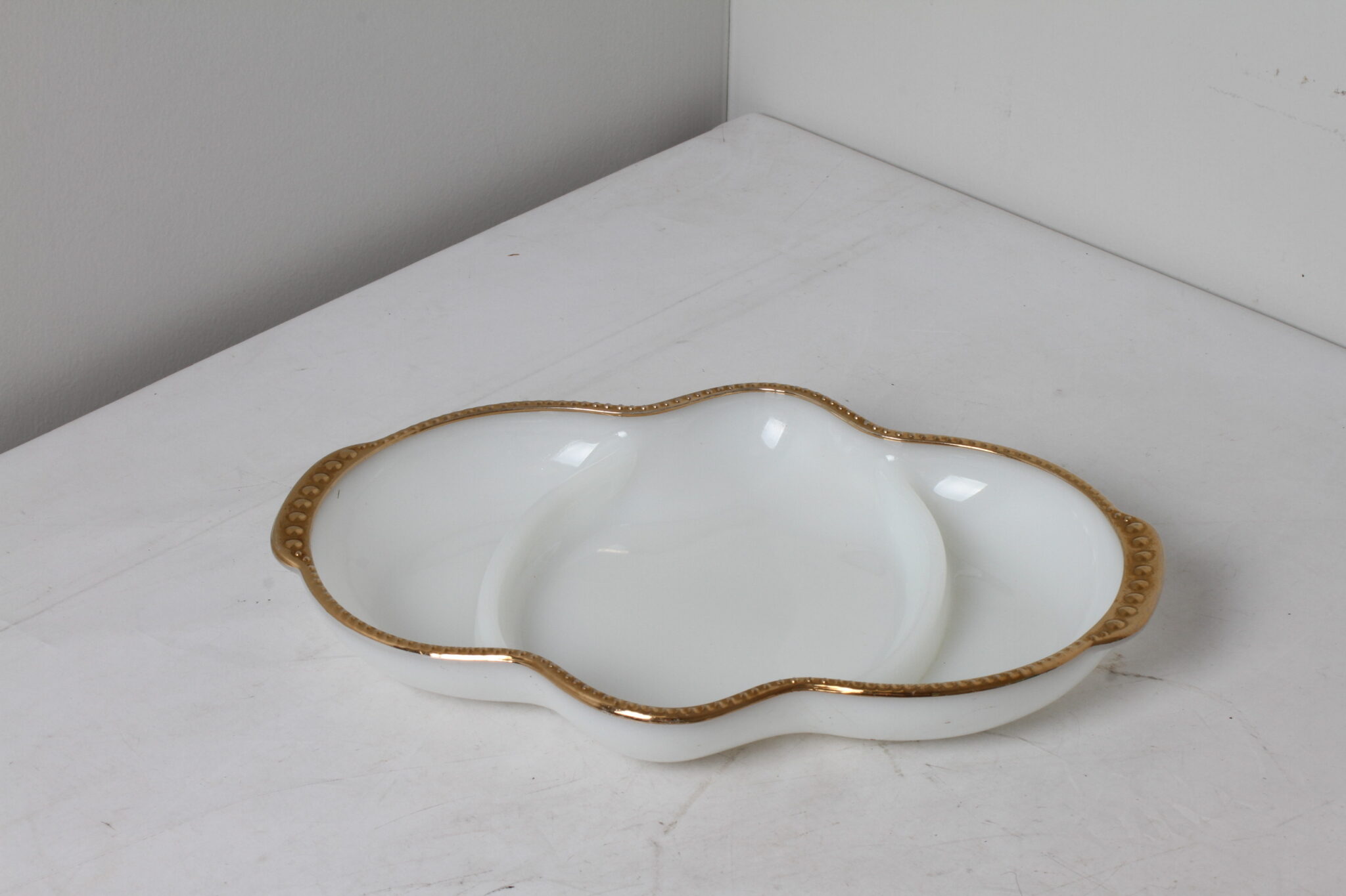 plat-3-compartiments-verre-de-lait-lisere-dore-vintage-fire-king-ware-usa-art-de-la-table-brocante-occasion-emmaus-scherwiller-etikette (2)