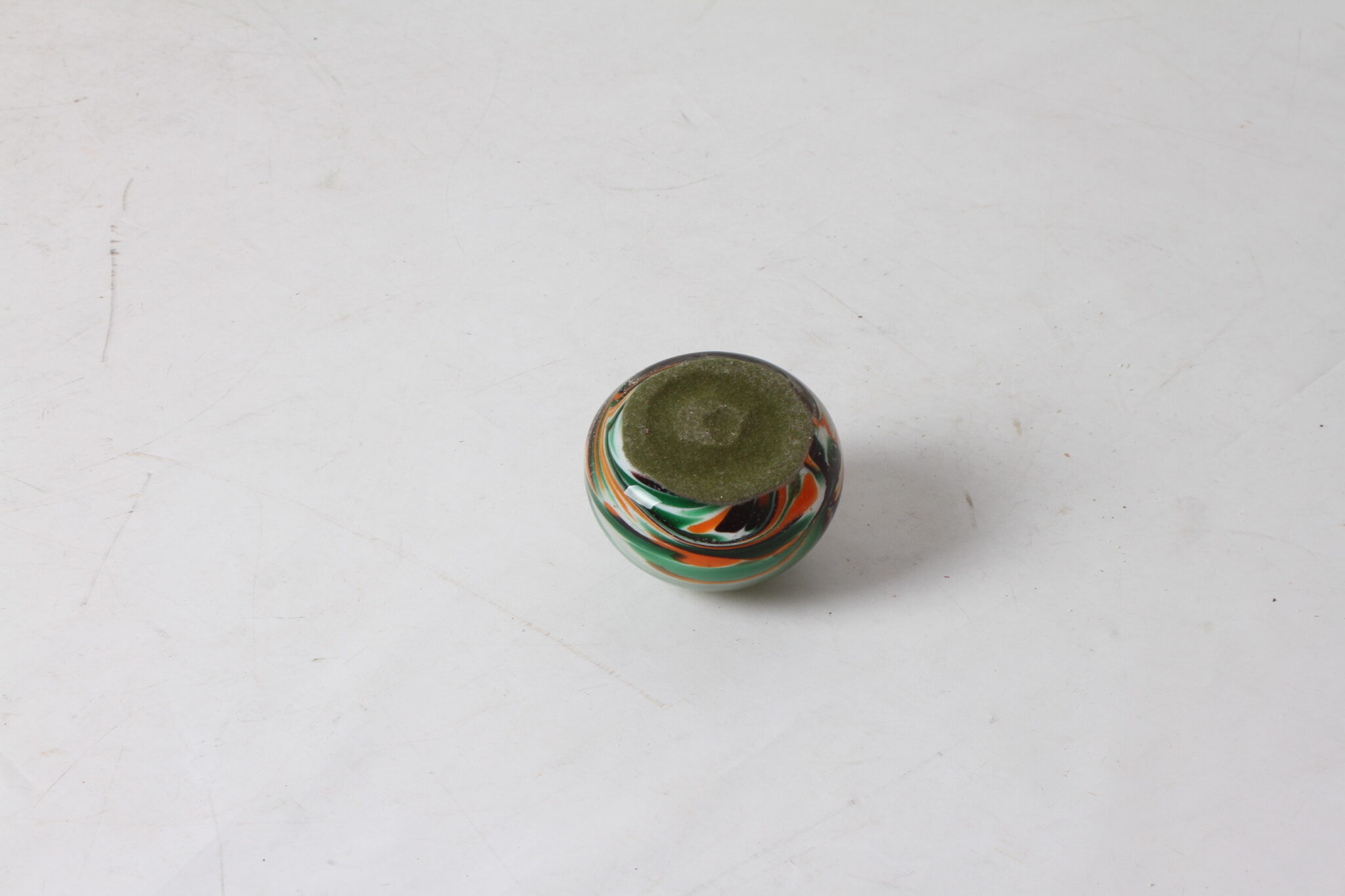 presse-papier-en-verre-orange-vert-brun-objets-deco-occasion-emmaus-scherwiller-etikette (1)