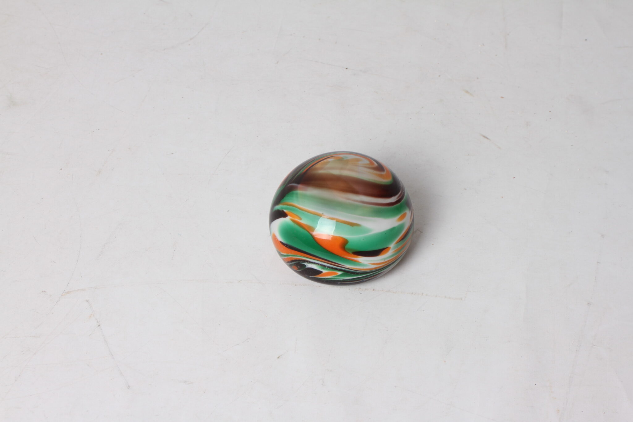 presse-papier-en-verre-orange-vert-brun-objets-deco-occasion-emmaus-scherwiller-etikette (2)