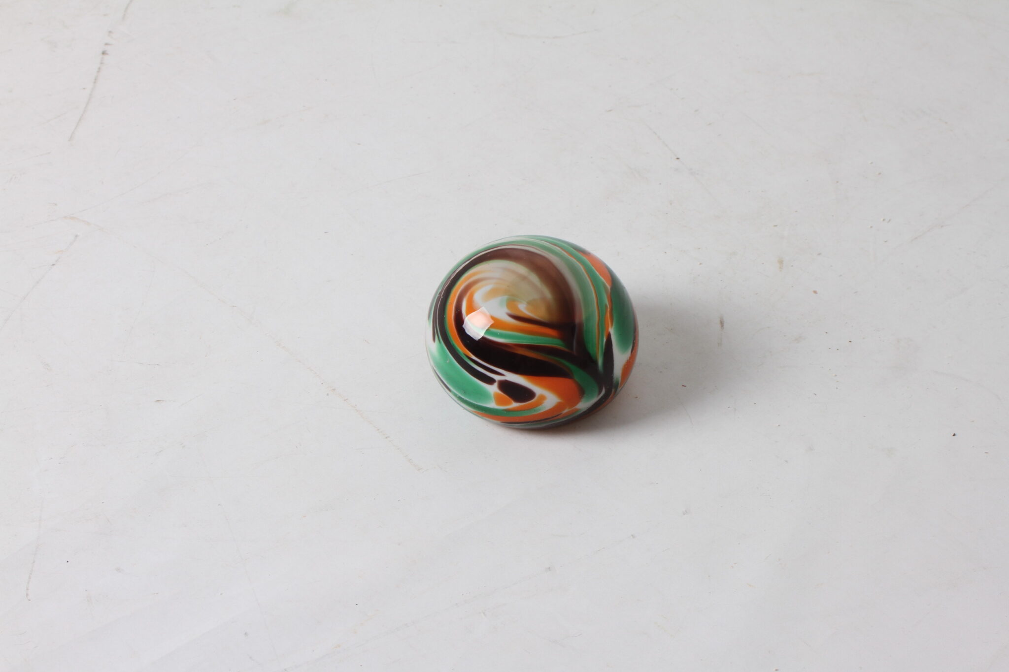presse-papier-en-verre-orange-vert-brun-objets-deco-occasion-emmaus-scherwiller-etikette (3)