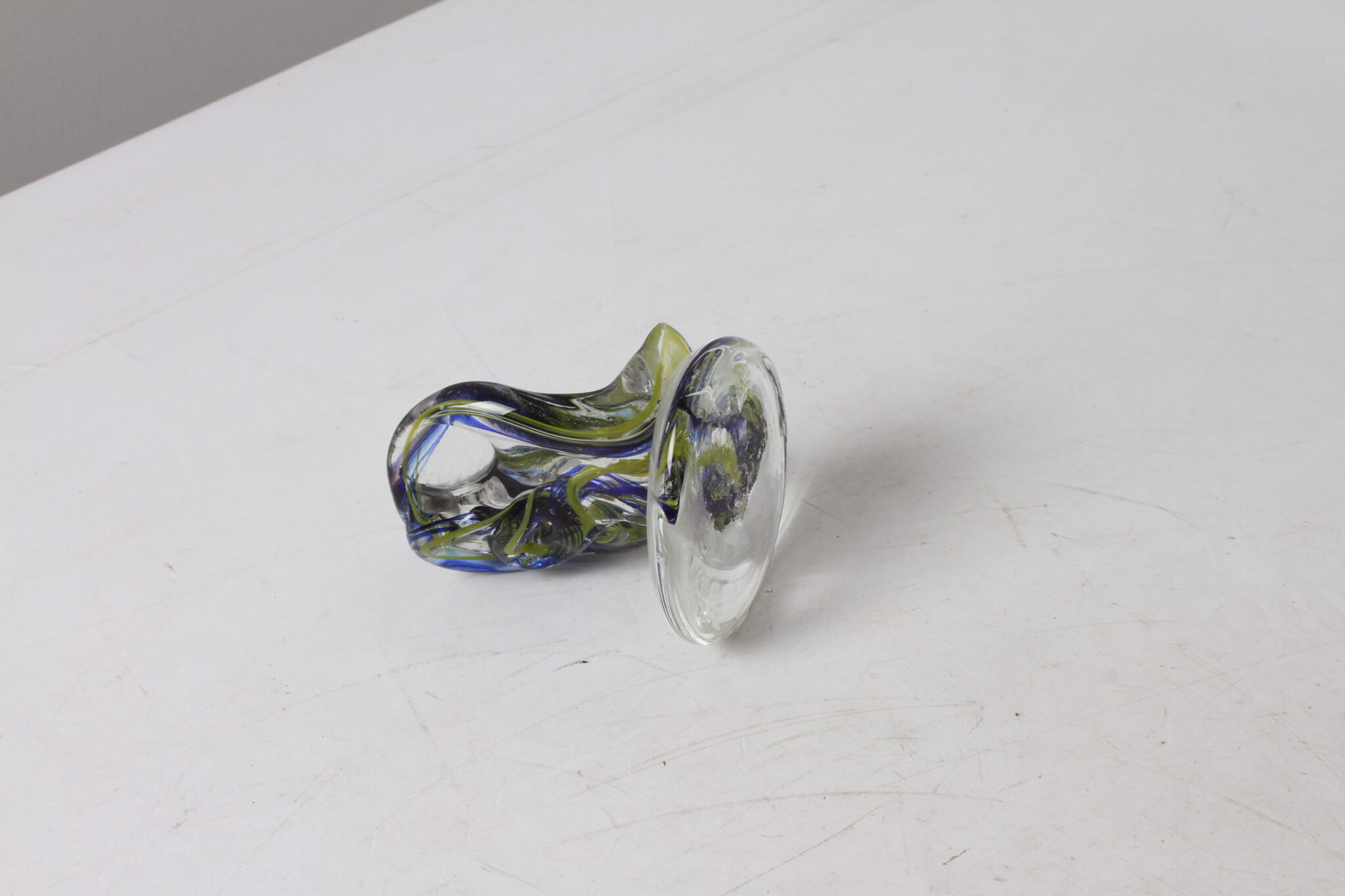 presse-papier-verre-d'art-jaune-bleu-objets-deco-brocante-occasion-emmaus-scherwiller-etikette (1)