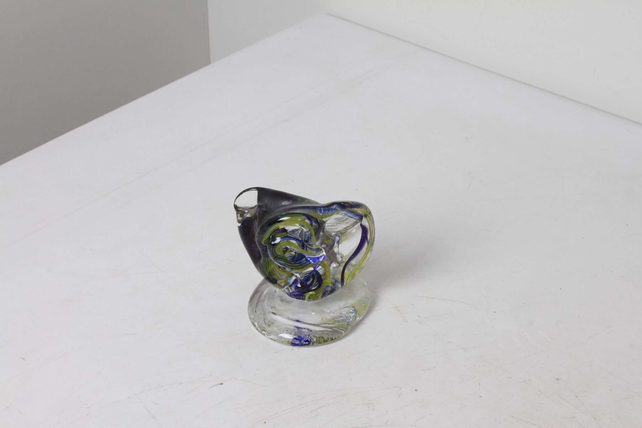 presse-papier-verre-d'art-jaune-bleu-objets-deco-brocante-occasion-emmaus-scherwiller-etikette (4)