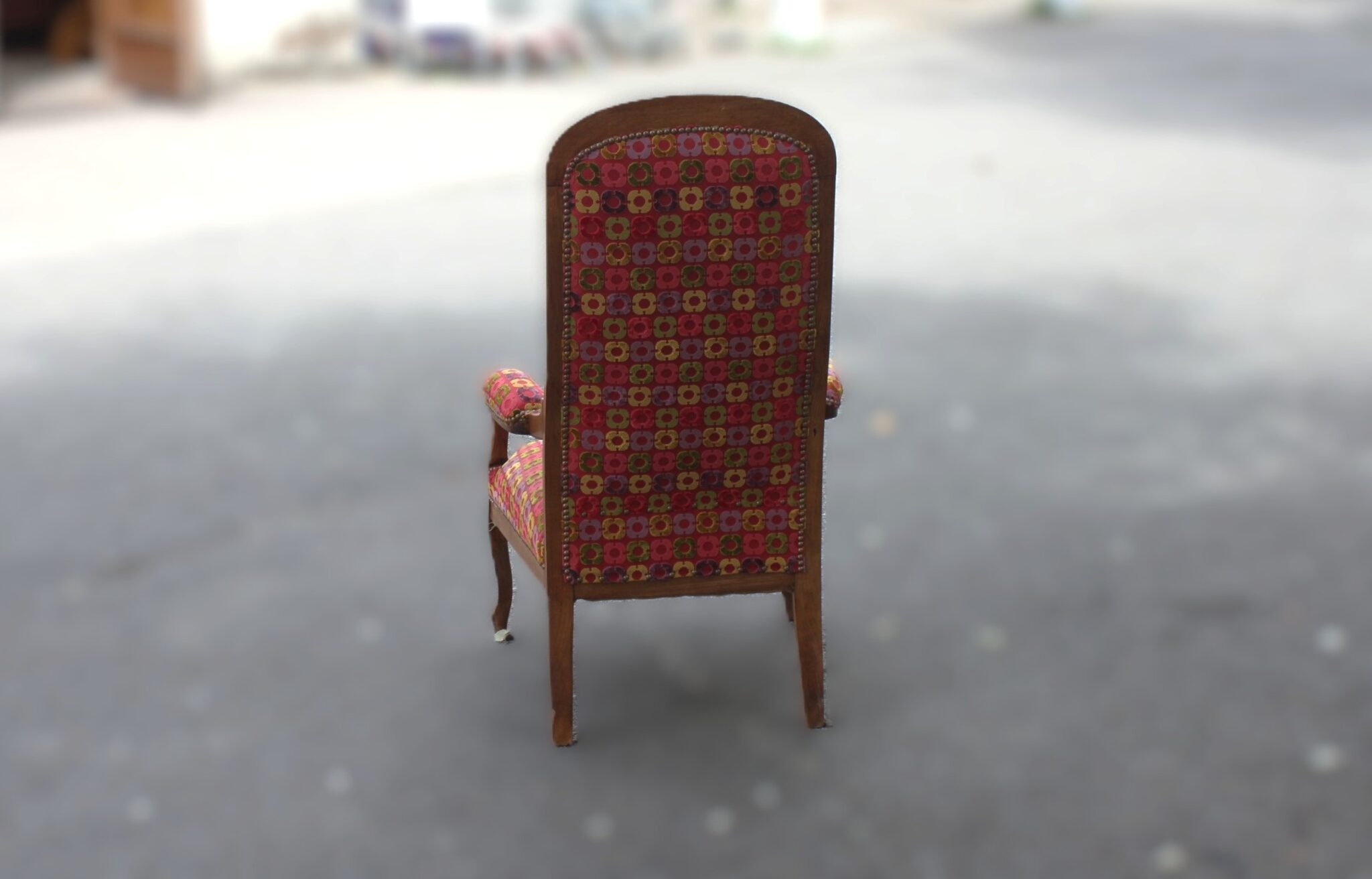 superbe-fauteuil-style-voltaire-bois-tapisserie-cloutee-assise-ressorts-mobilier-brocante-occasion-emmaus-scherwiller-etikette (1)