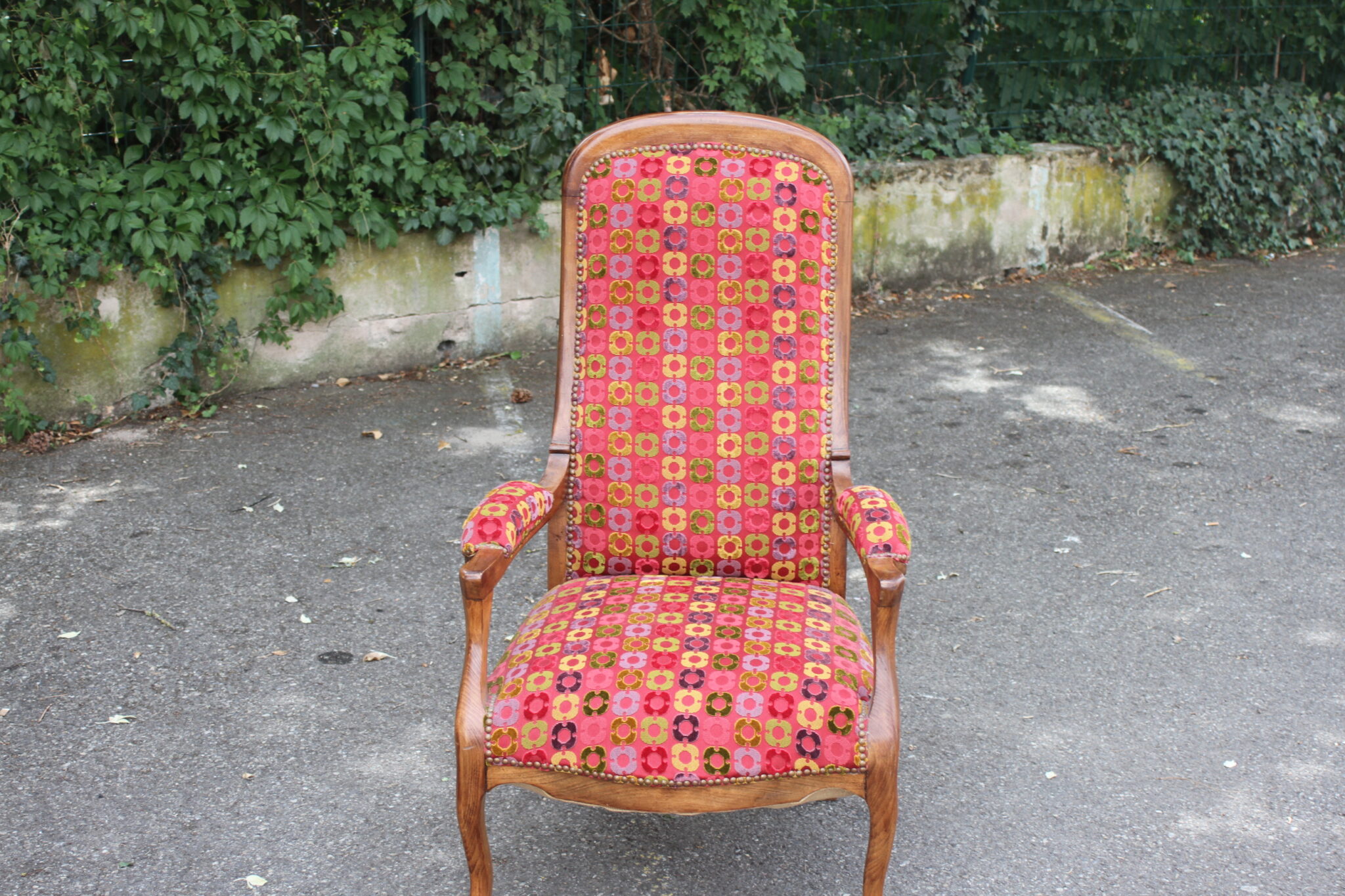 superbe-fauteuil-style-voltaire-bois-tapisserie-cloutee-assise-ressorts-mobilier-brocante-occasion-emmaus-scherwiller-etikette (2)