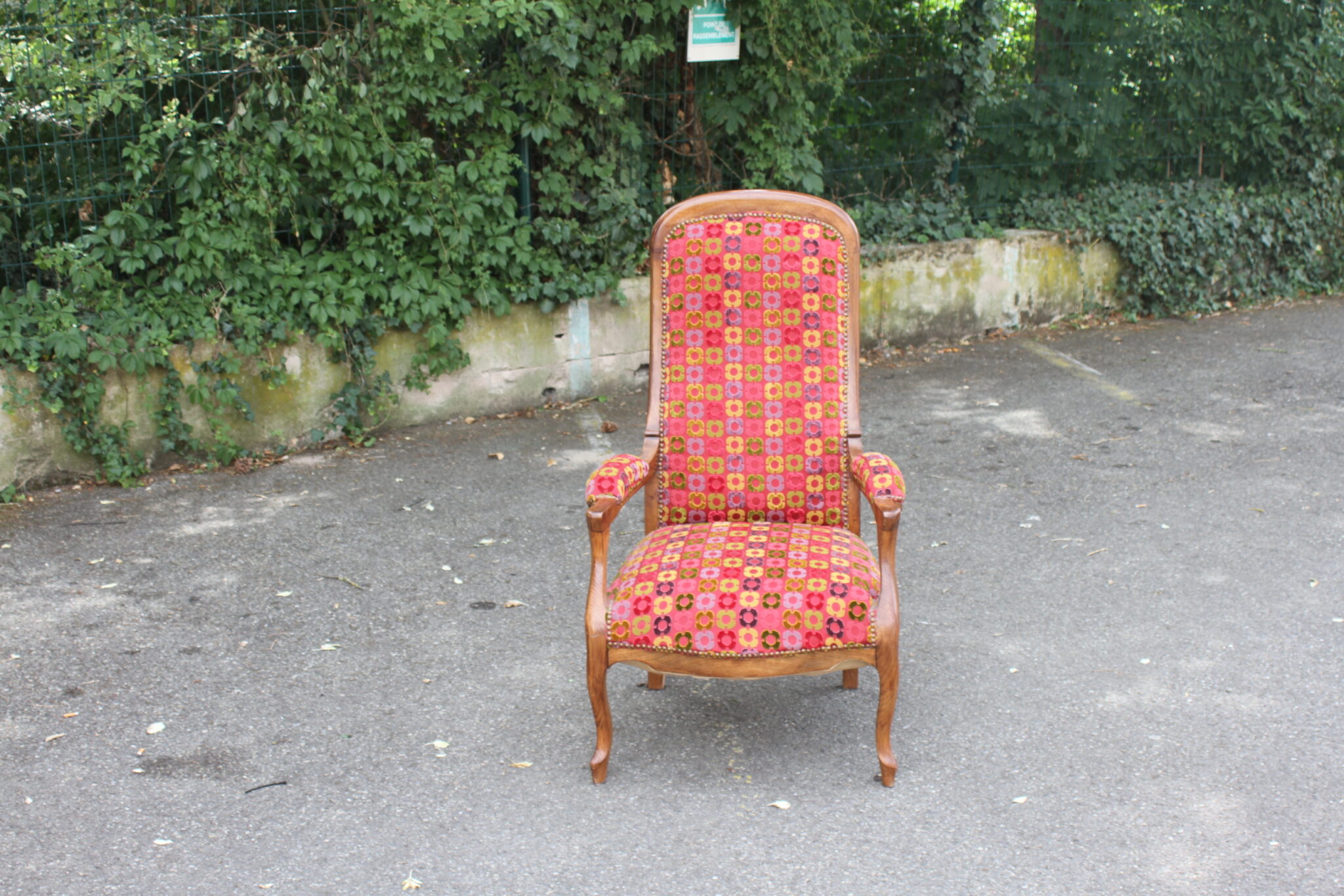 superbe-fauteuil-style-voltaire-bois-tapisserie-cloutee-assise-ressorts-mobilier-brocante-occasion-emmaus-scherwiller-etikette (3)