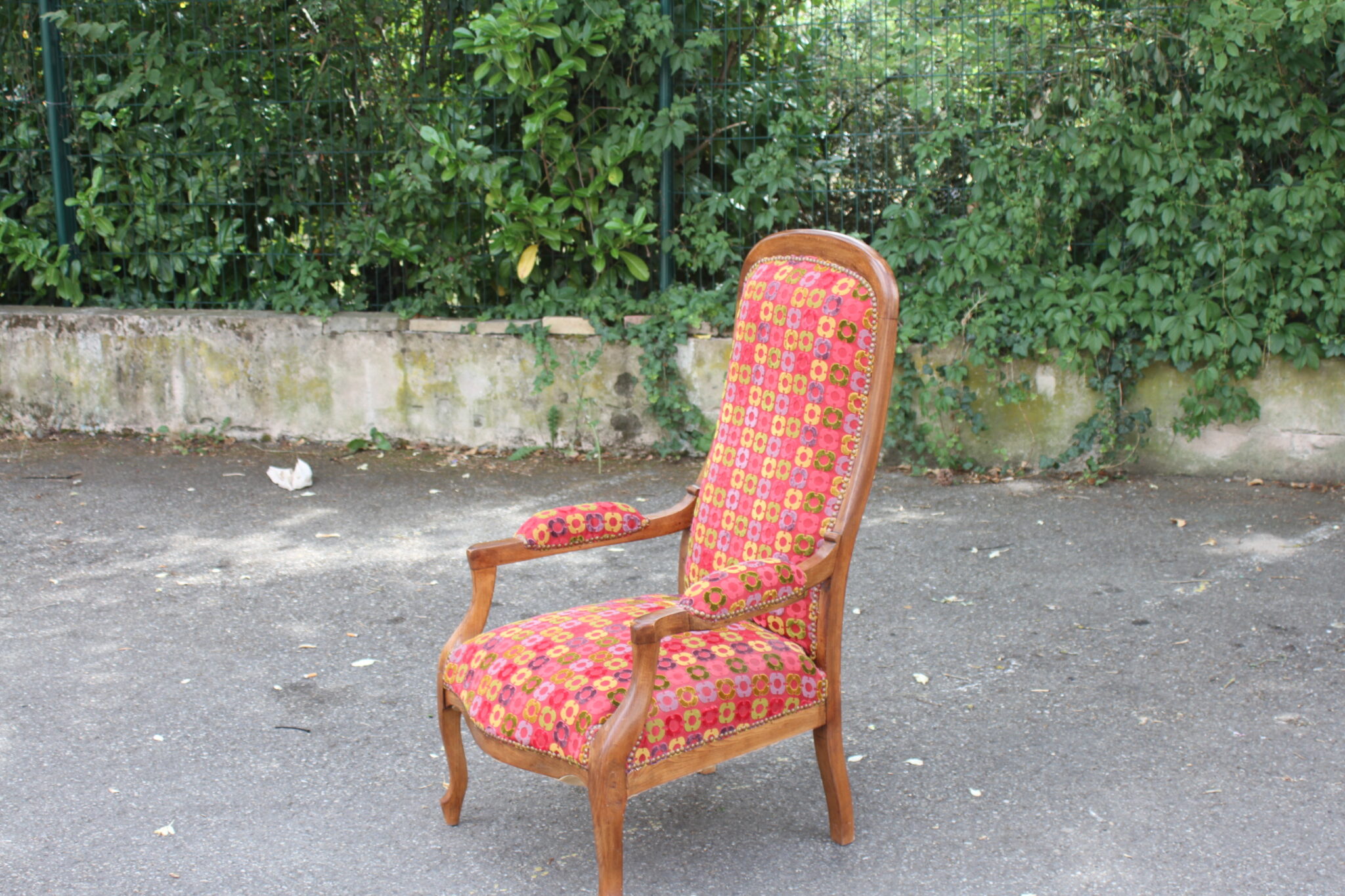 superbe-fauteuil-style-voltaire-bois-tapisserie-cloutee-assise-ressorts-mobilier-brocante-occasion-emmaus-scherwiller-etikette (4)