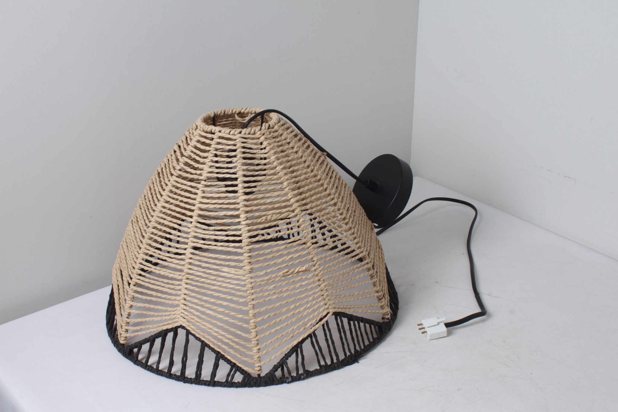 suspension-dome-rafia-tresse-naturel-noir-maisons-du-monde-luminaires-occasion-emmaus-scherwiller-etikette (1)