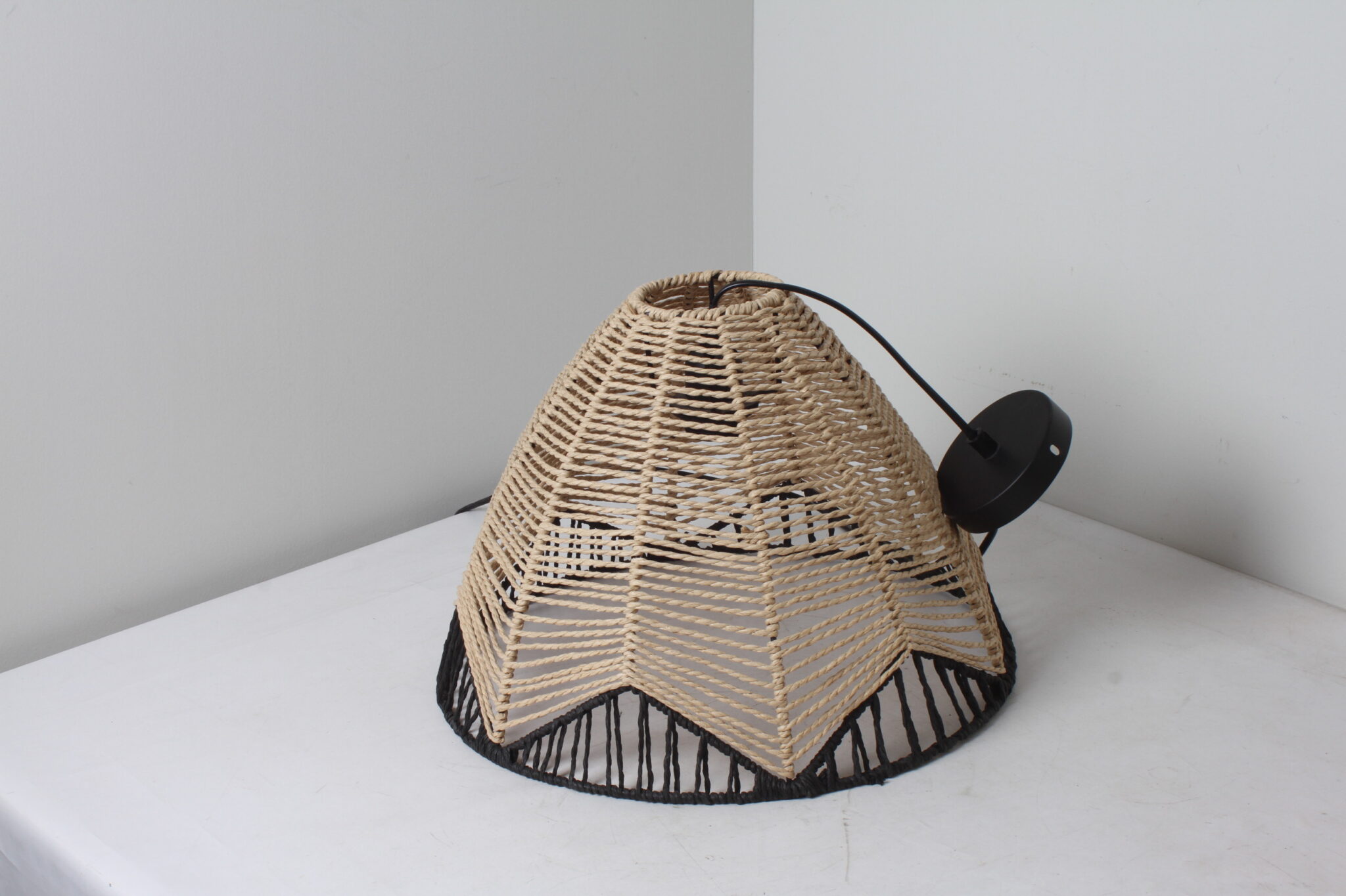 suspension-dome-rafia-tresse-naturel-noir-maisons-du-monde-luminaires-occasion-emmaus-scherwiller-etikette (2)