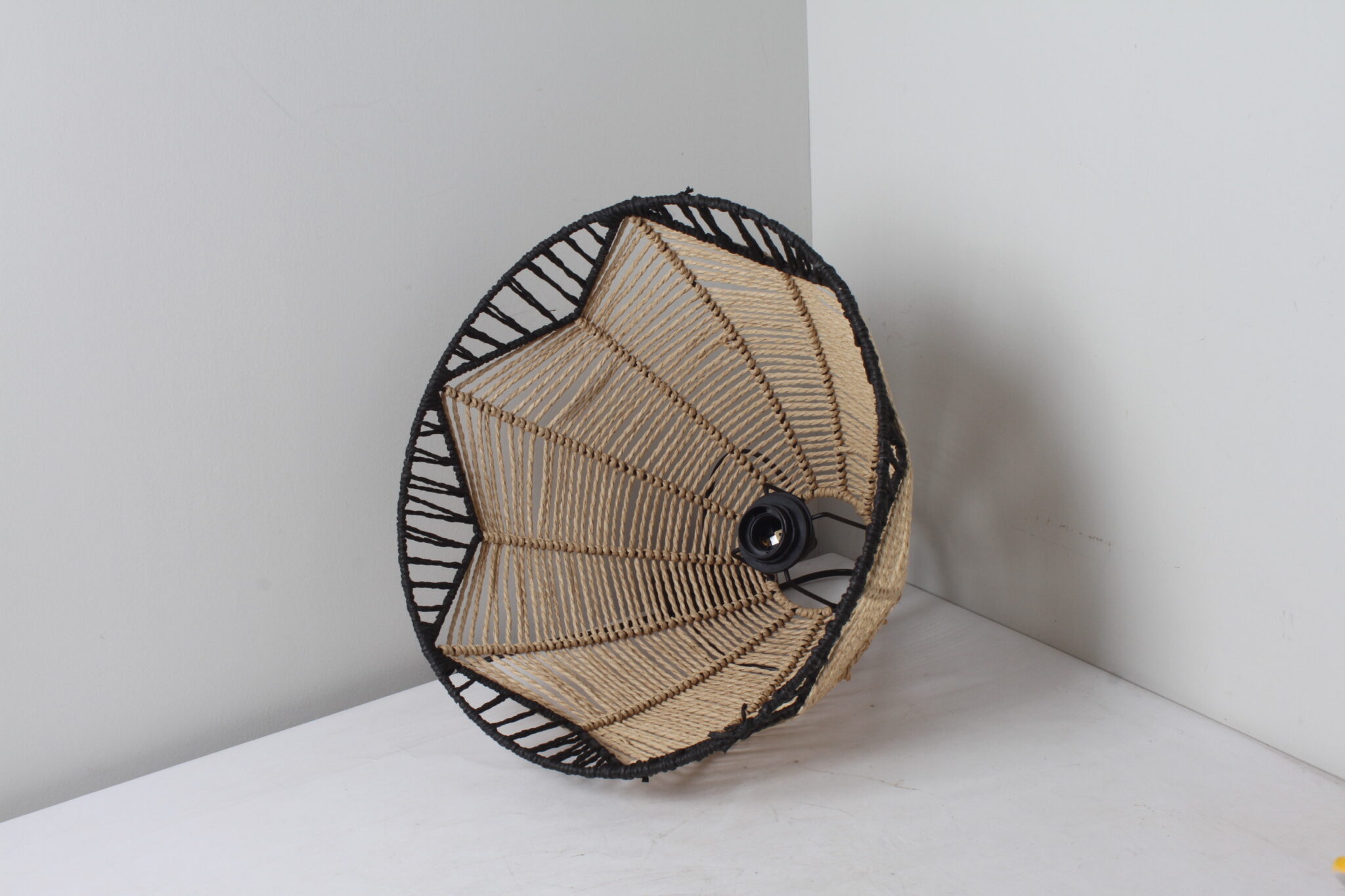 suspension-dome-rafia-tresse-naturel-noir-maisons-du-monde-luminaires-occasion-emmaus-scherwiller-etikette (3)