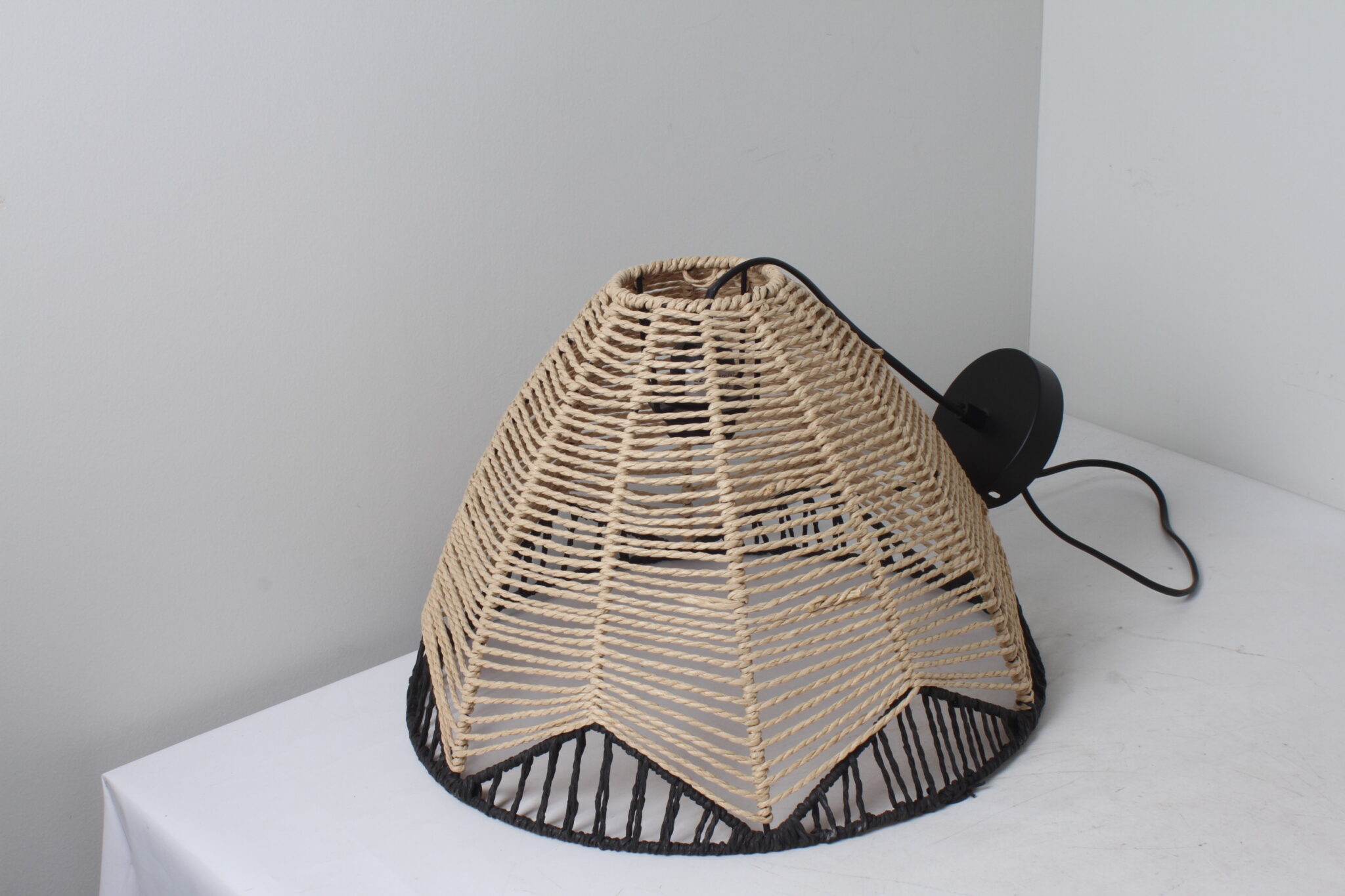 suspension-dome-rafia-tresse-naturel-noir-maisons-du-monde-luminaires-occasion-emmaus-scherwiller-etikette (4)