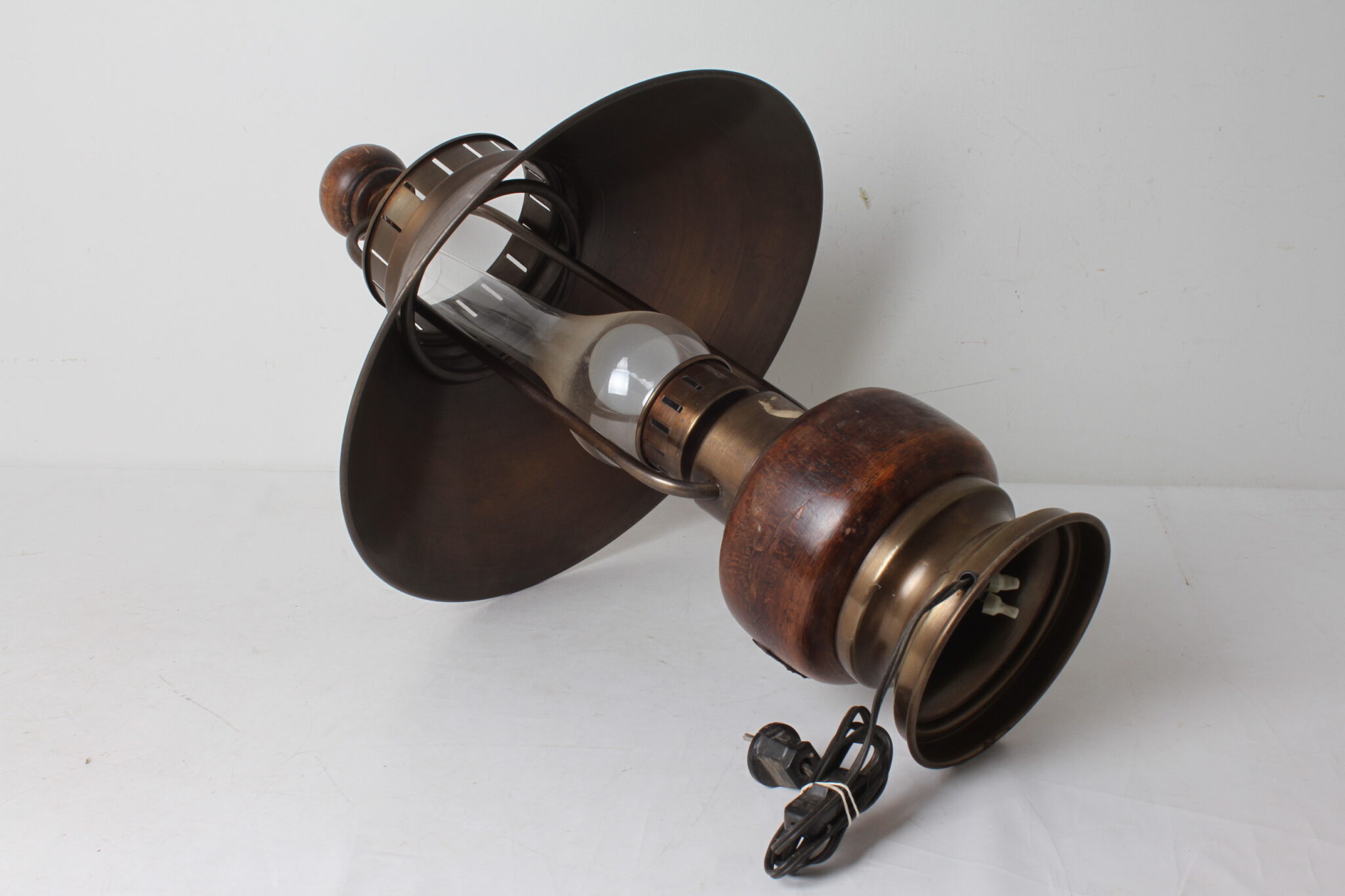 tres-belle-lampe-de-table-ancienne-bois-laiton-verre-abat-jour-conique-luminaires-brocante-occasion-emmaus-scherwiller-etikette (1)
