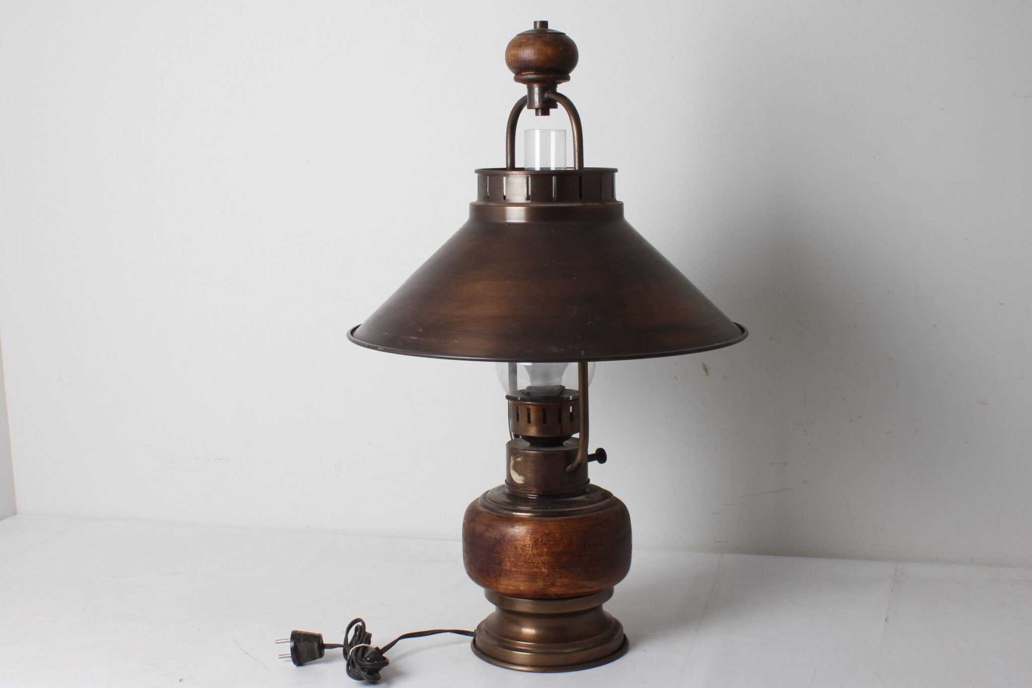 tres-belle-lampe-de-table-ancienne-bois-laiton-verre-abat-jour-conique-luminaires-brocante-occasion-emmaus-scherwiller-etikette (2)