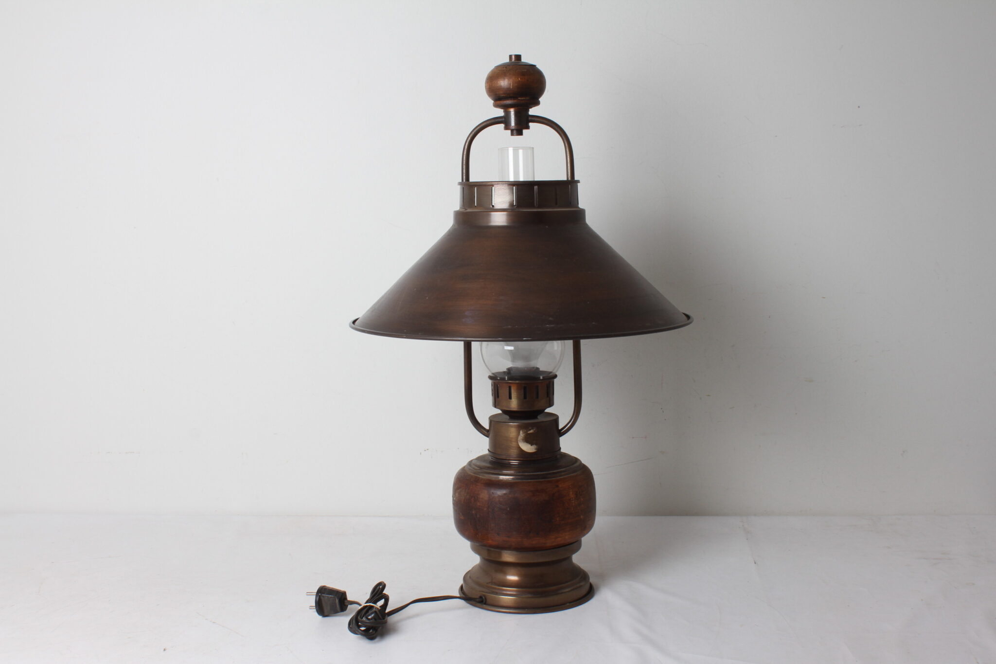 tres-belle-lampe-de-table-ancienne-bois-laiton-verre-abat-jour-conique-luminaires-brocante-occasion-emmaus-scherwiller-etikette (3)