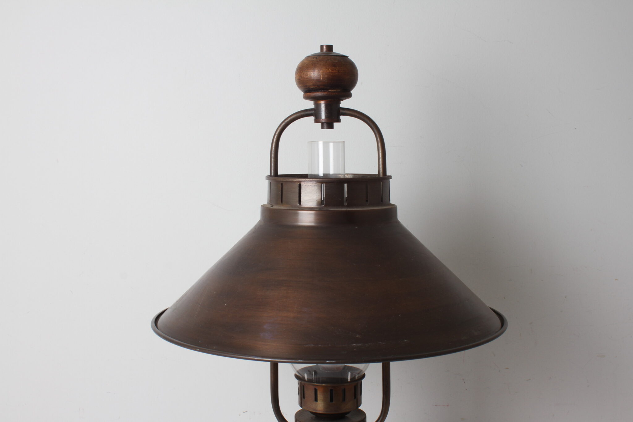 tres-belle-lampe-de-table-ancienne-bois-laiton-verre-abat-jour-conique-luminaires-brocante-occasion-emmaus-scherwiller-etikette (4)