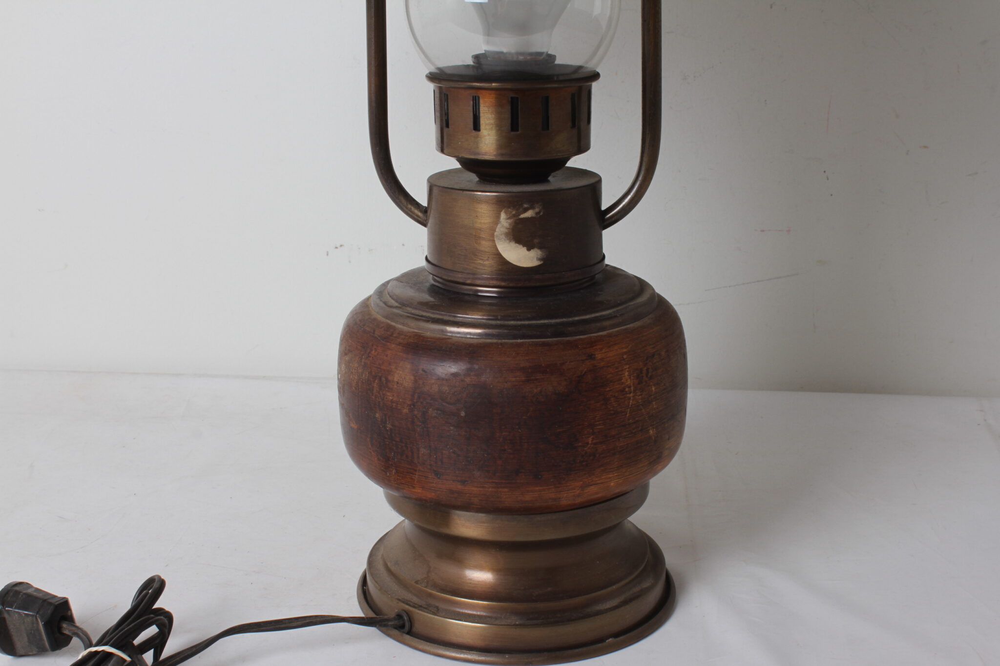 tres-belle-lampe-de-table-ancienne-bois-laiton-verre-abat-jour-conique-luminaires-brocante-occasion-emmaus-scherwiller-etikette (5)