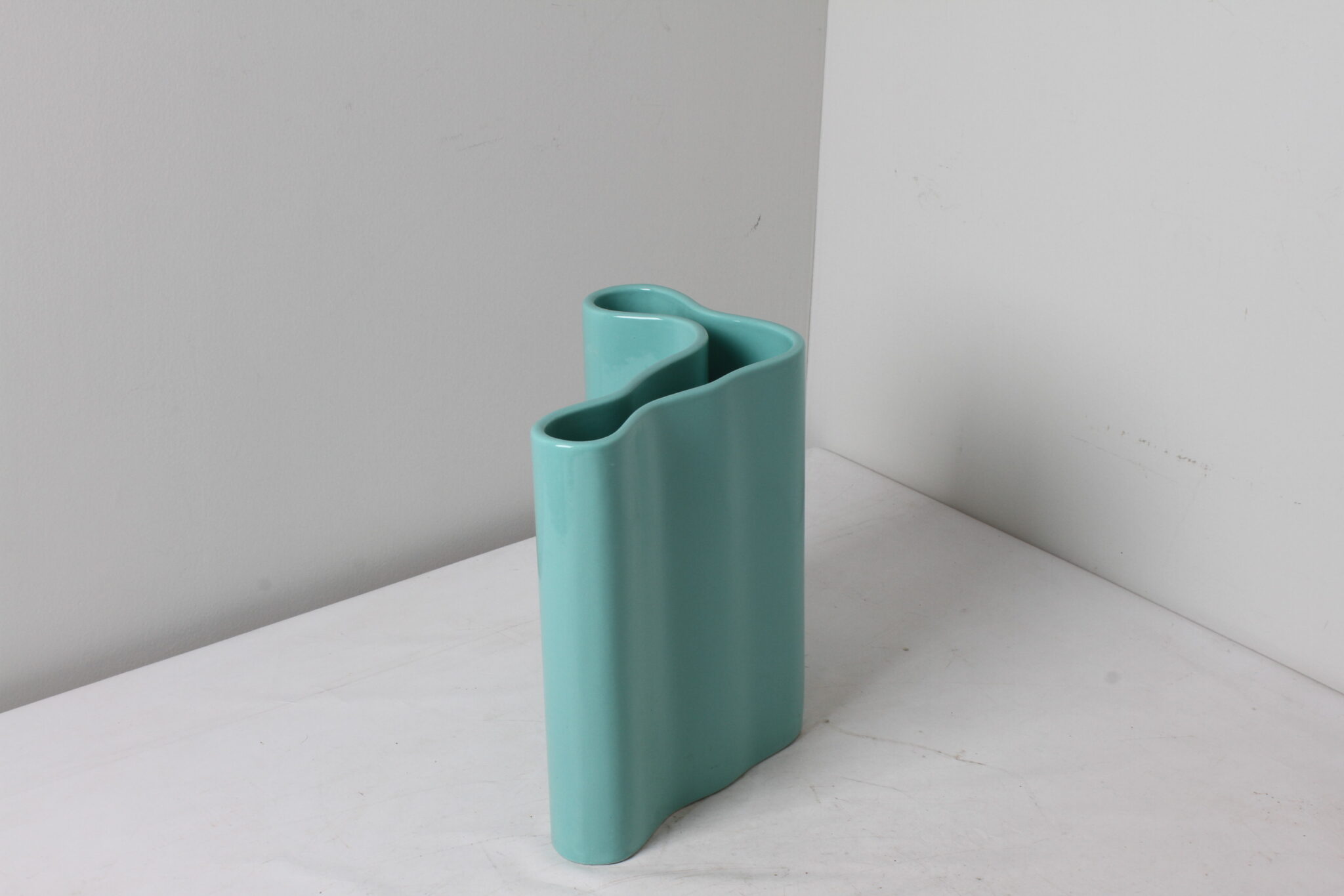 vase-design-biomorphique-en-ceramique-vert-objets-deco-brocante-occasion-emmaus-scherwiller-etikette (3)