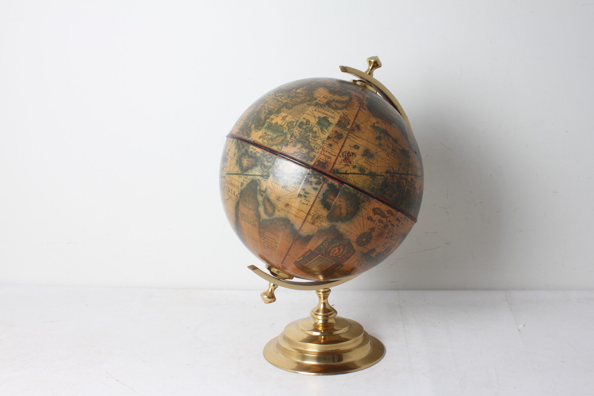 ancien-globe-terrestre-mappemonde-laiton-dore-illustrations-latin-objets-deco-rare-brocante-occasion-emmaus-scherwiller-etikette (2)