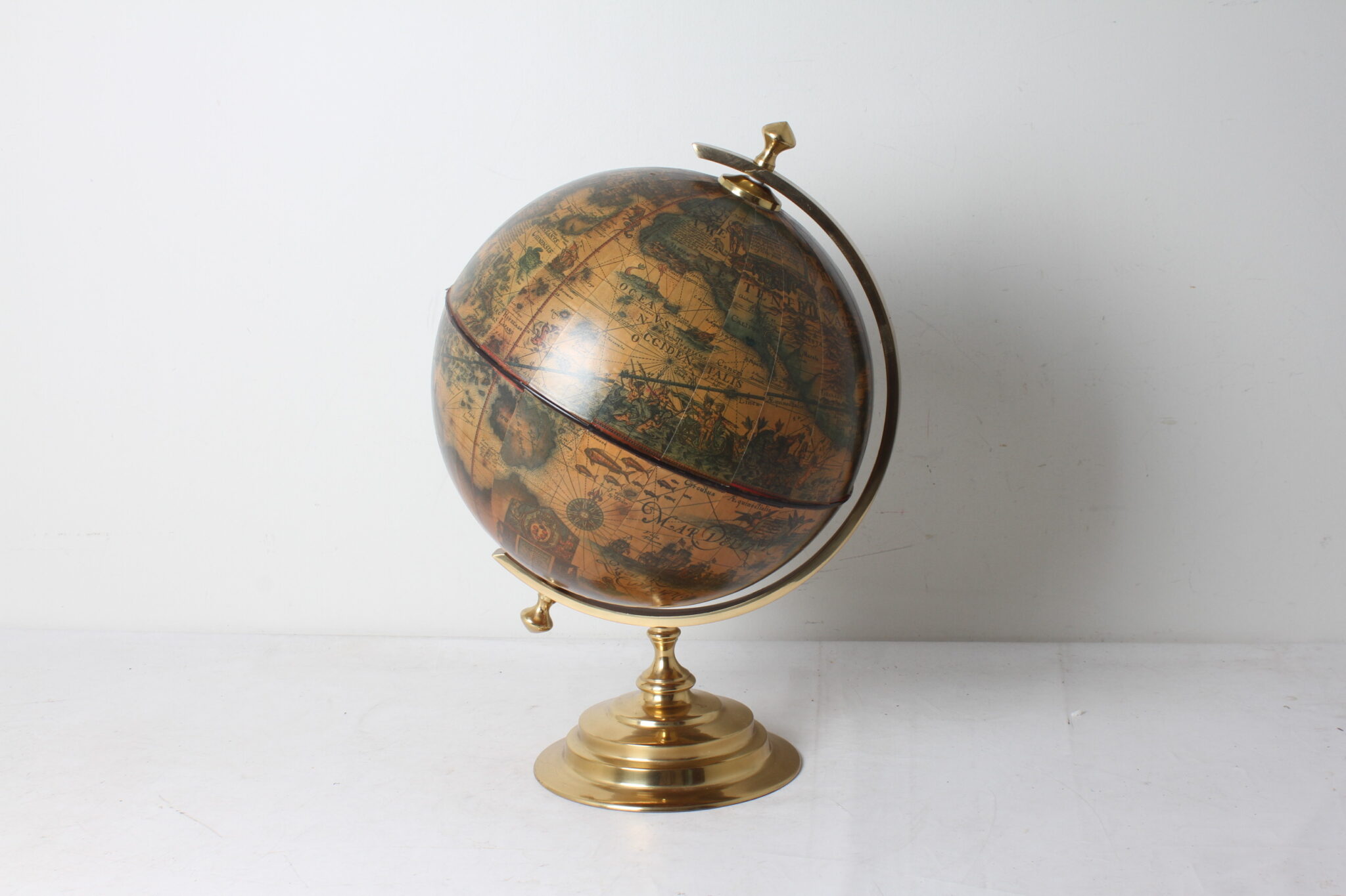 ancien-globe-terrestre-mappemonde-laiton-dore-illustrations-latin-objets-deco-rare-brocante-occasion-emmaus-scherwiller-etikette (3)