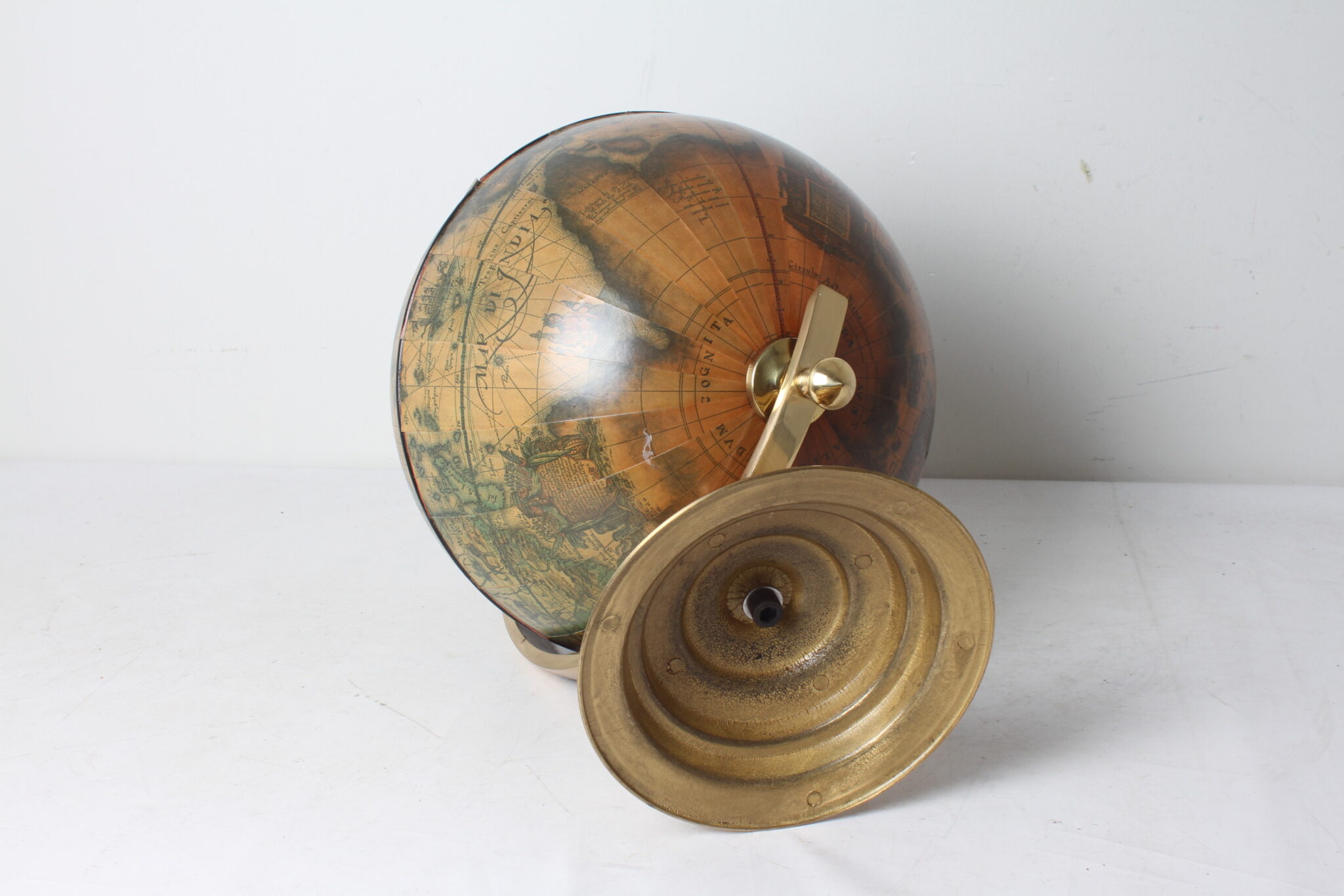 ancien-globe-terrestre-mappemonde-laiton-dore-illustrations-latin-objets-deco-rare-brocante-occasion-emmaus-scherwiller-etikette (4)