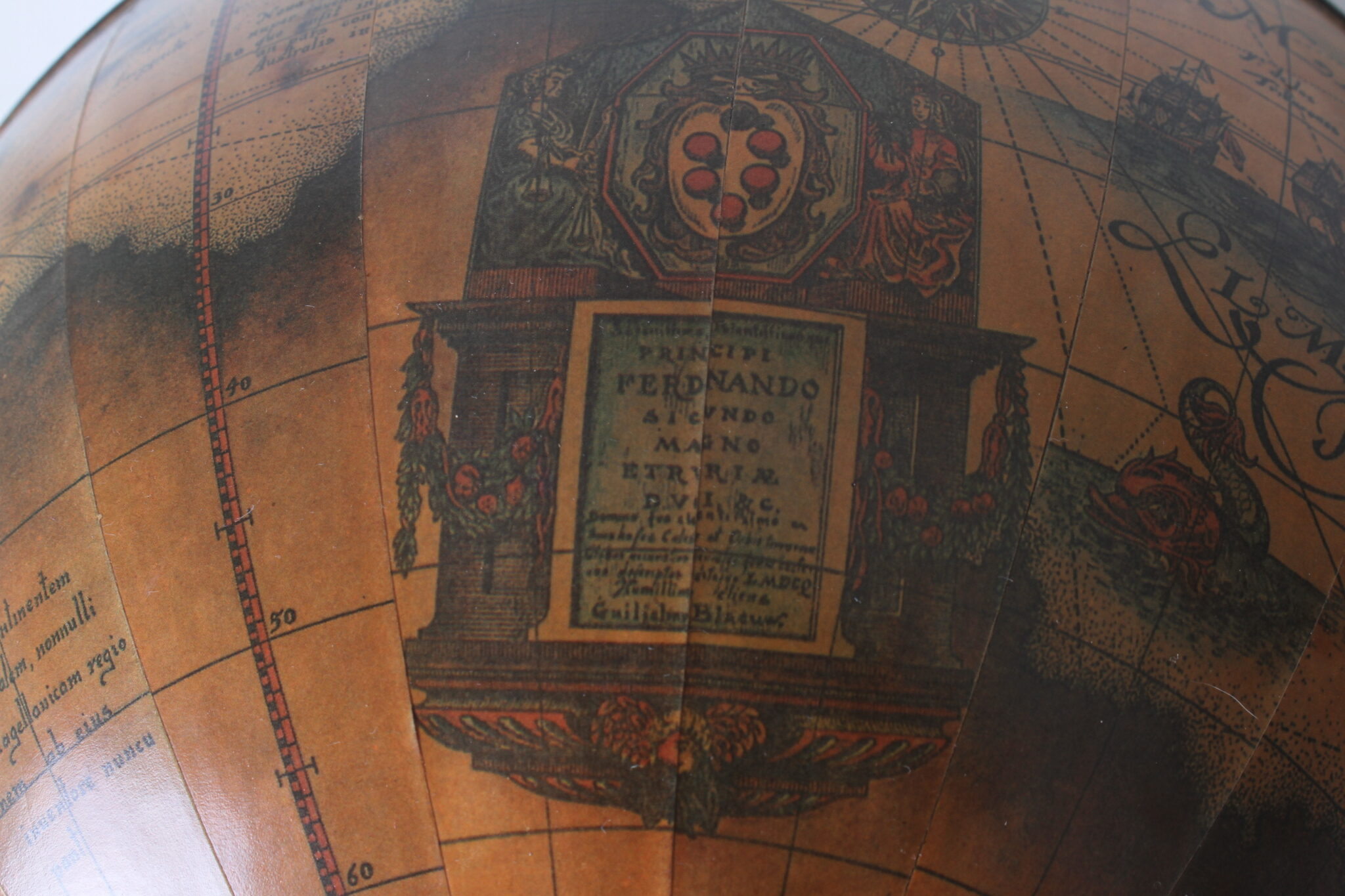 ancien-globe-terrestre-mappemonde-laiton-dore-illustrations-latin-objets-deco-rare-brocante-occasion-emmaus-scherwiller-etikette (5)