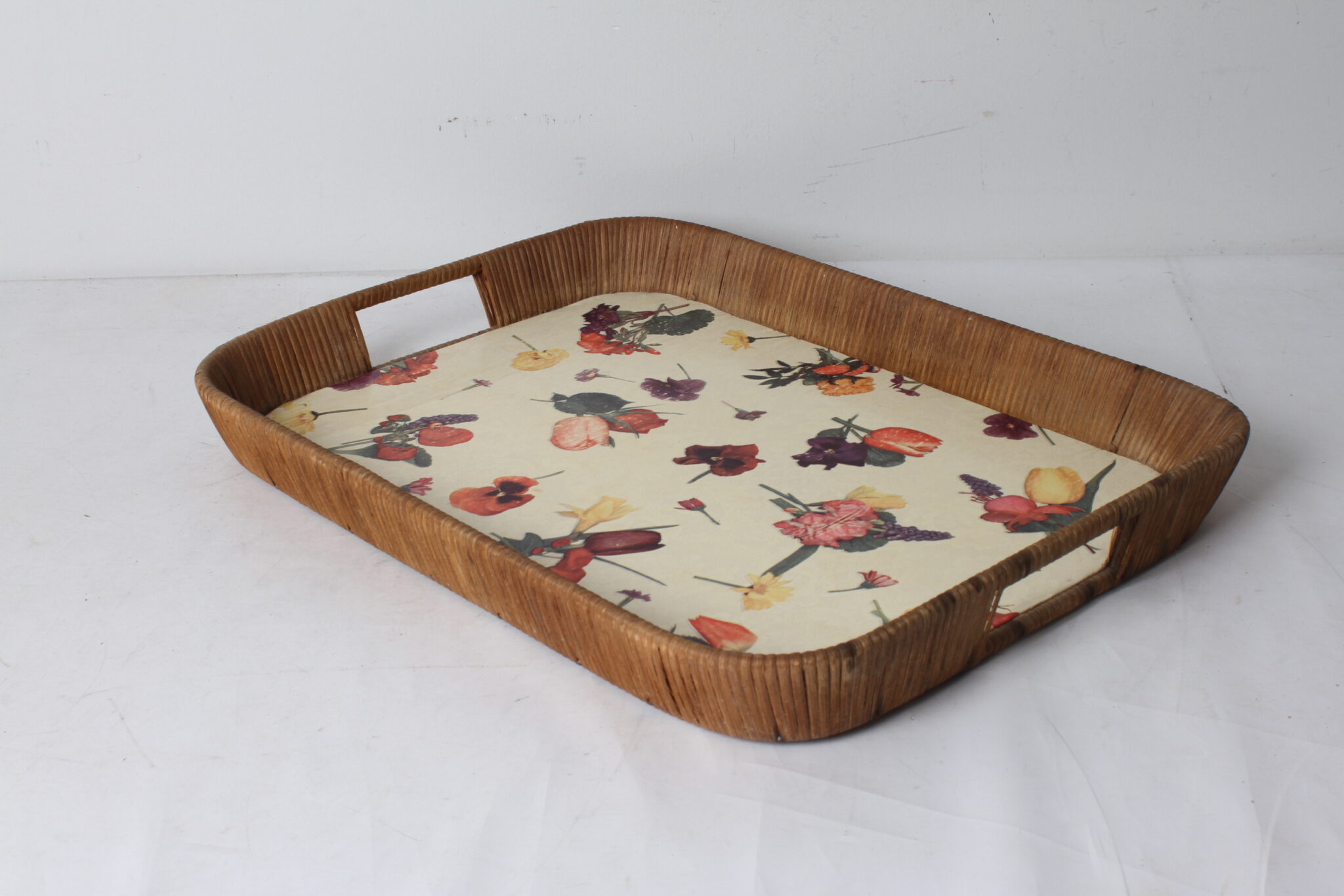 ancien-plateau-de-service-osier-rotin-revêtement-decor-floral-objets-deco-brocante-occasion-emmaus-scherwiller-etikette (2)