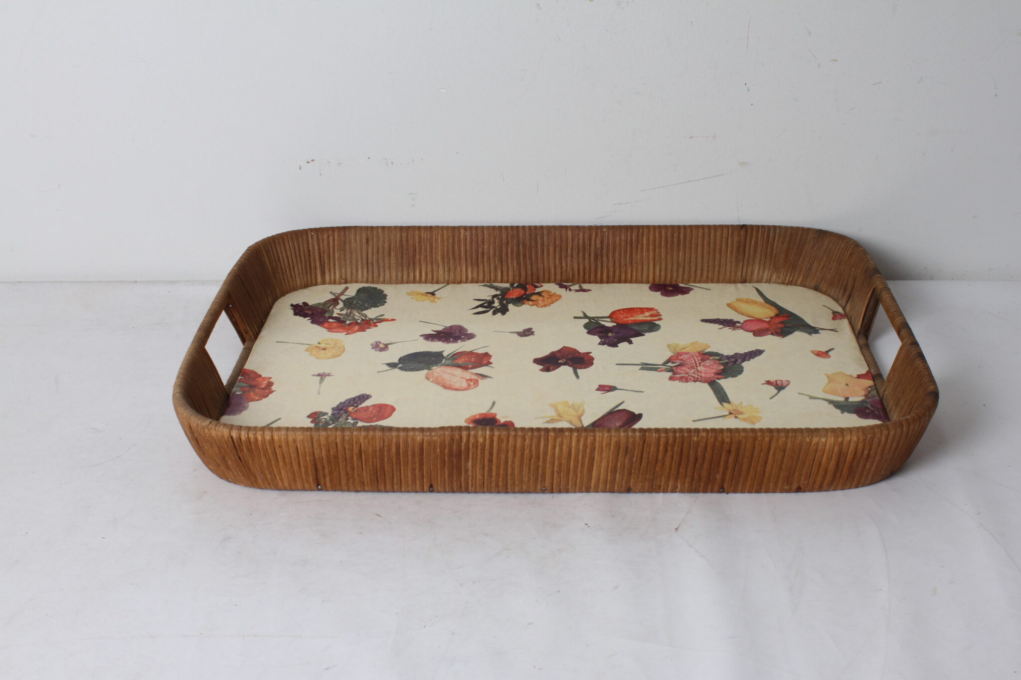 ancien-plateau-de-service-osier-rotin-revêtement-decor-floral-objets-deco-brocante-occasion-emmaus-scherwiller-etikette (3)
