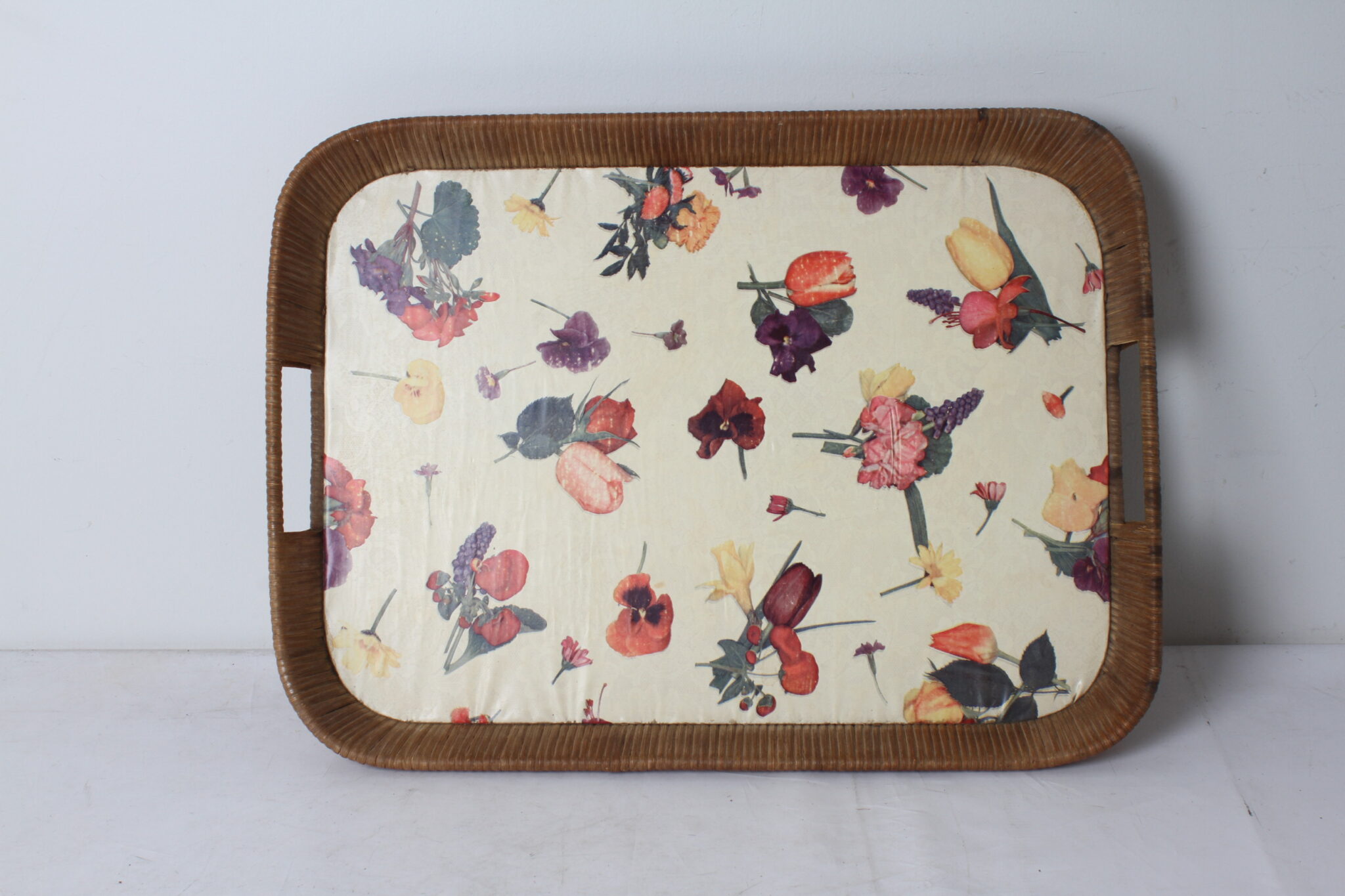 ancien-plateau-de-service-osier-rotin-revêtement-decor-floral-objets-deco-brocante-occasion-emmaus-scherwiller-etikette (4)