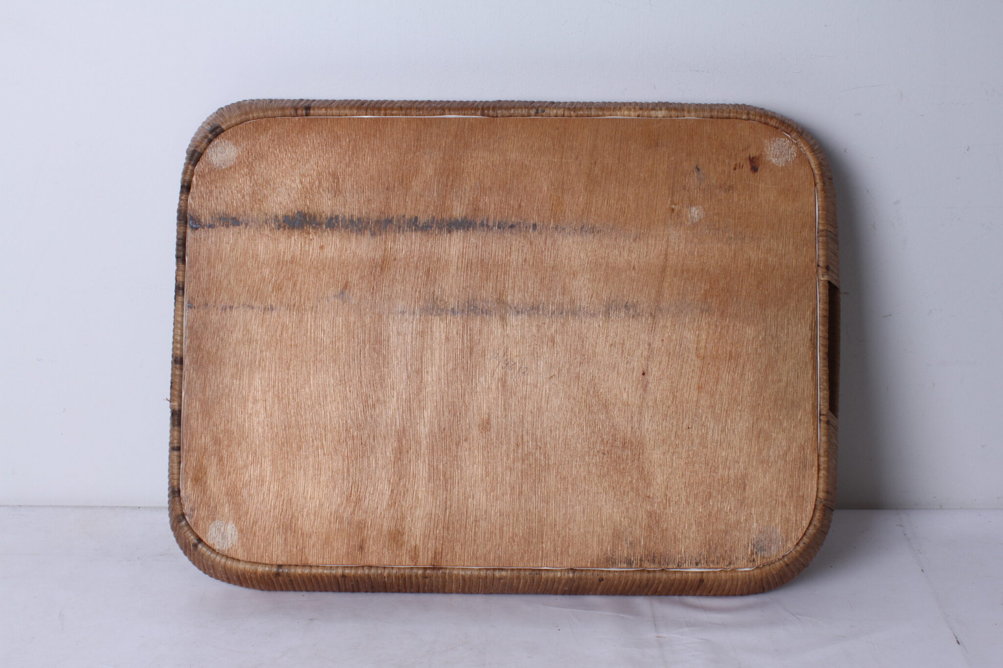 ancien-plateau-de-service-osier-rotin-revêtement-decor-floral-objets-deco-brocante-occasion-emmaus-scherwiller-etikette (5)