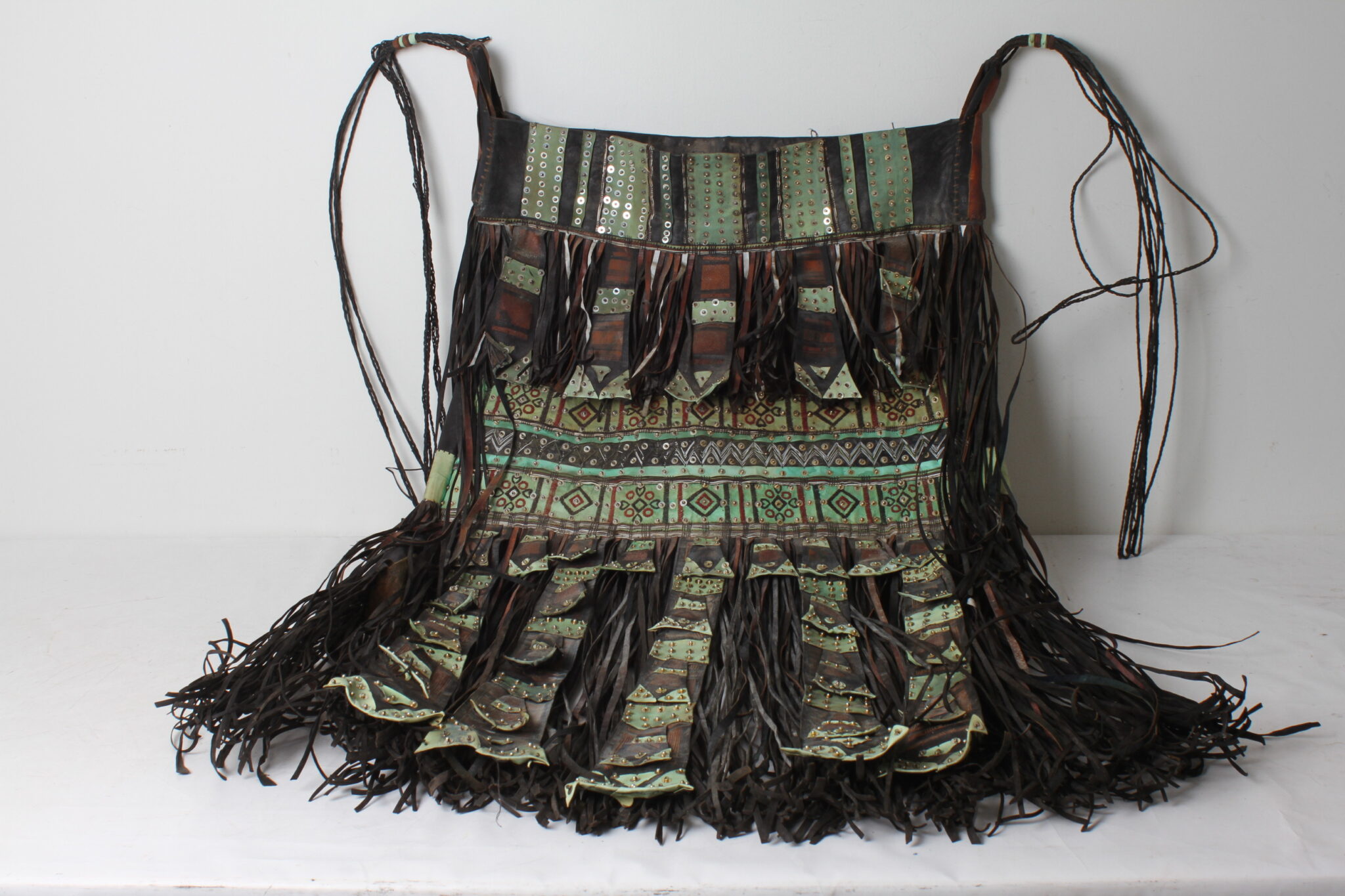 ancien-sac-touareg-veritable-cuir-franges-objets-deco-brocante-occasion-emmaus-scherwiller-etikette (2)