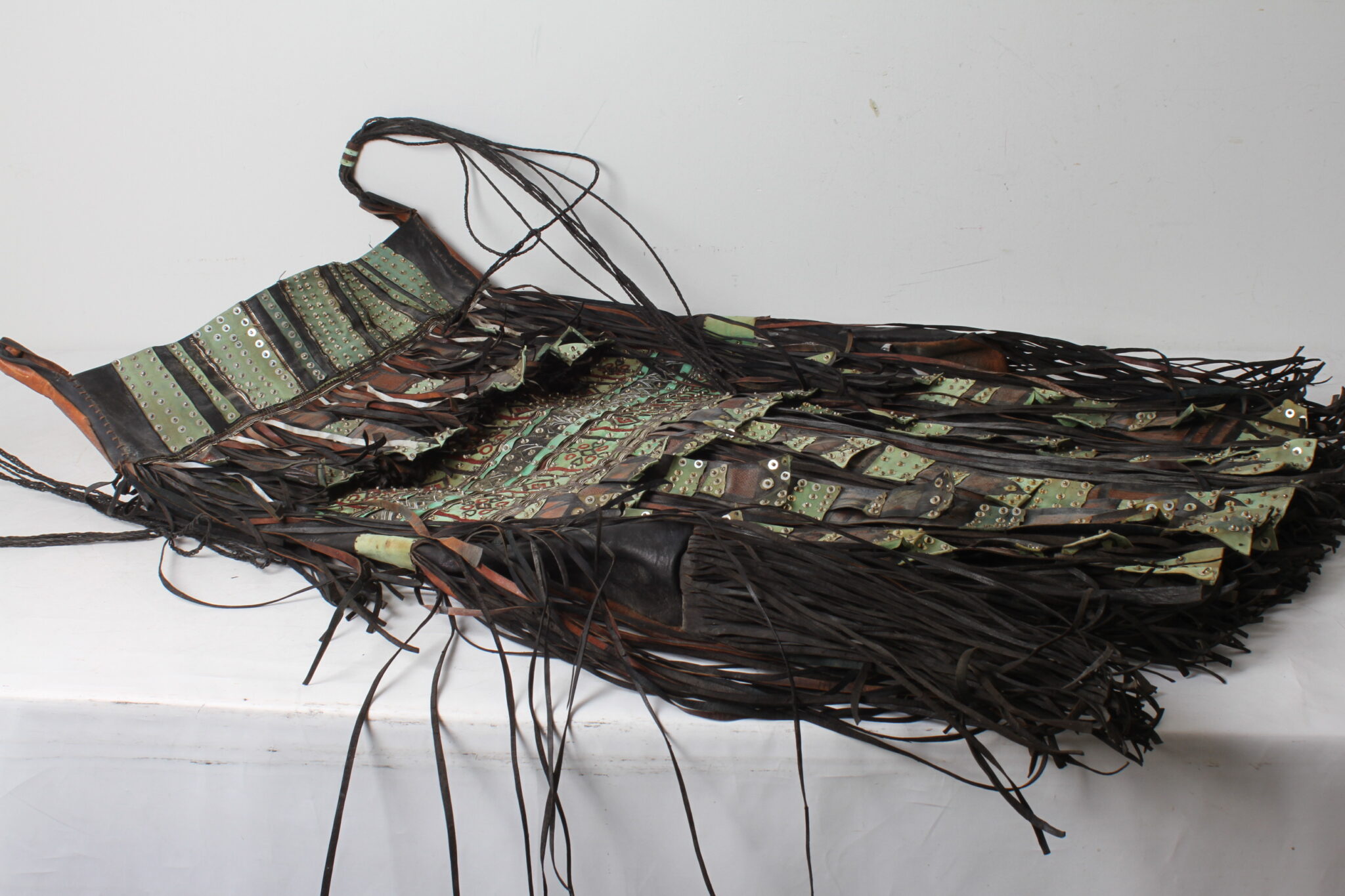 ancien-sac-touareg-veritable-cuir-franges-objets-deco-brocante-occasion-emmaus-scherwiller-etikette (3)