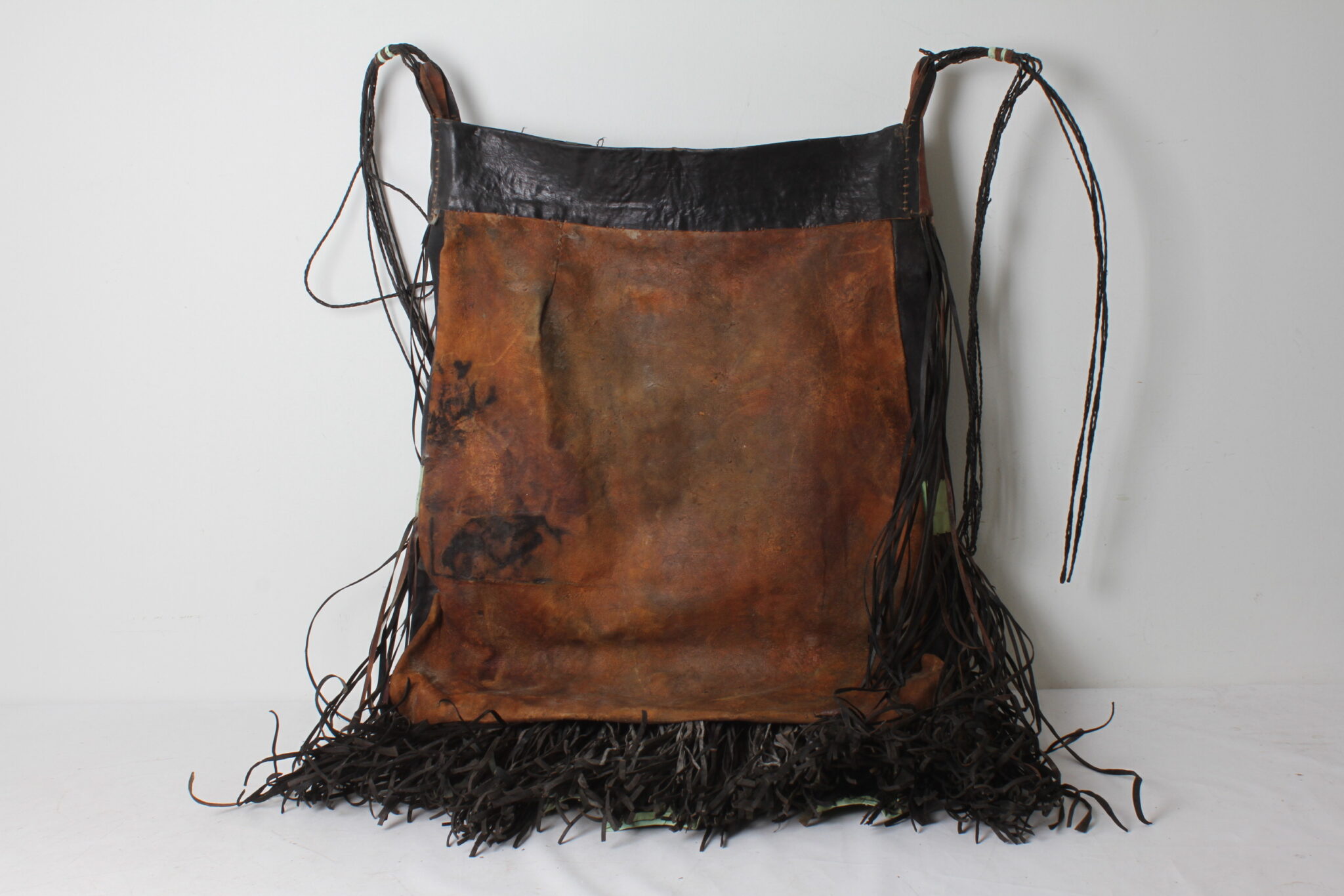 ancien-sac-touareg-veritable-cuir-franges-objets-deco-brocante-occasion-emmaus-scherwiller-etikette (4)
