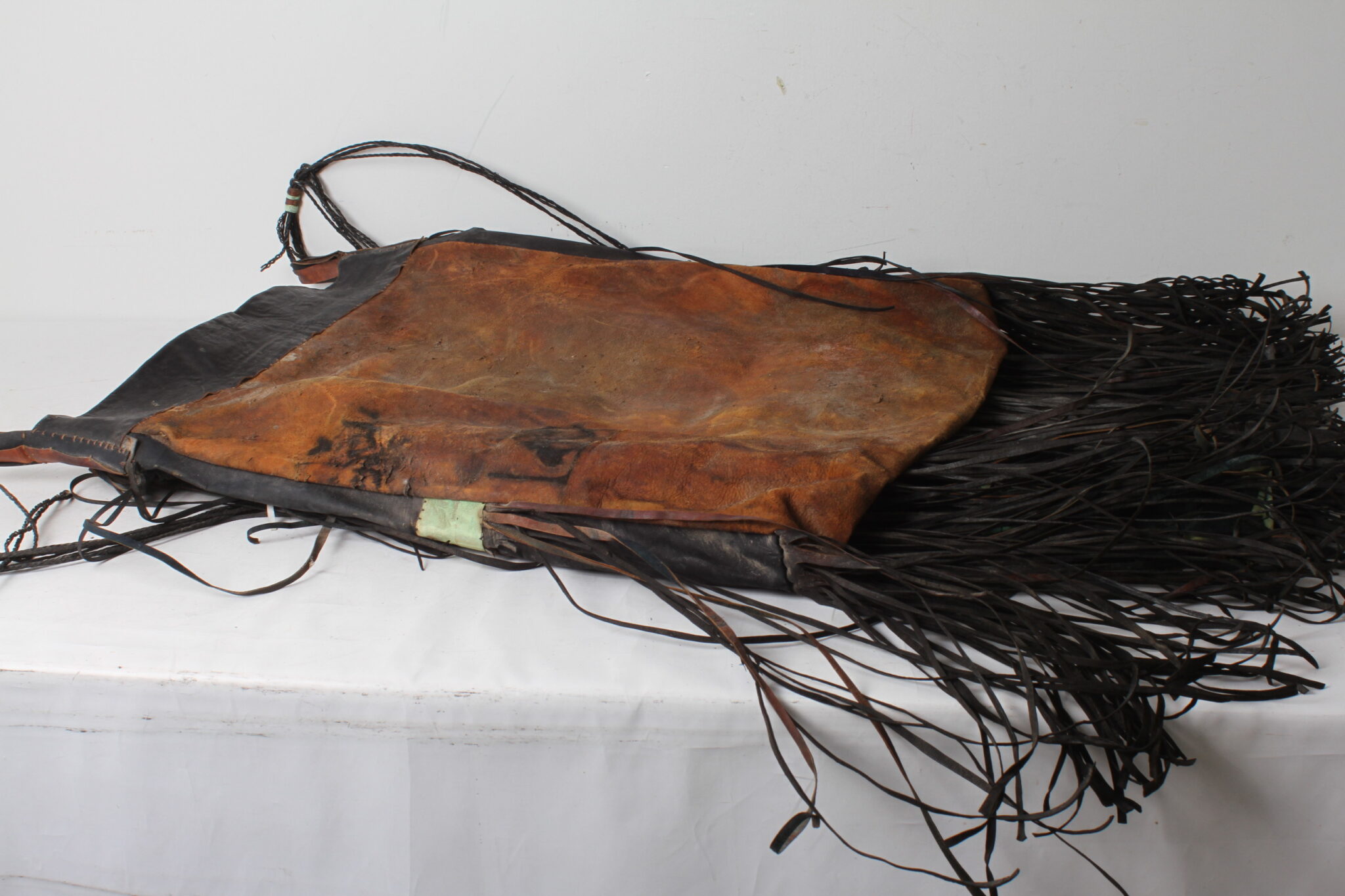ancien-sac-touareg-veritable-cuir-franges-objets-deco-brocante-occasion-emmaus-scherwiller-etikette (5)