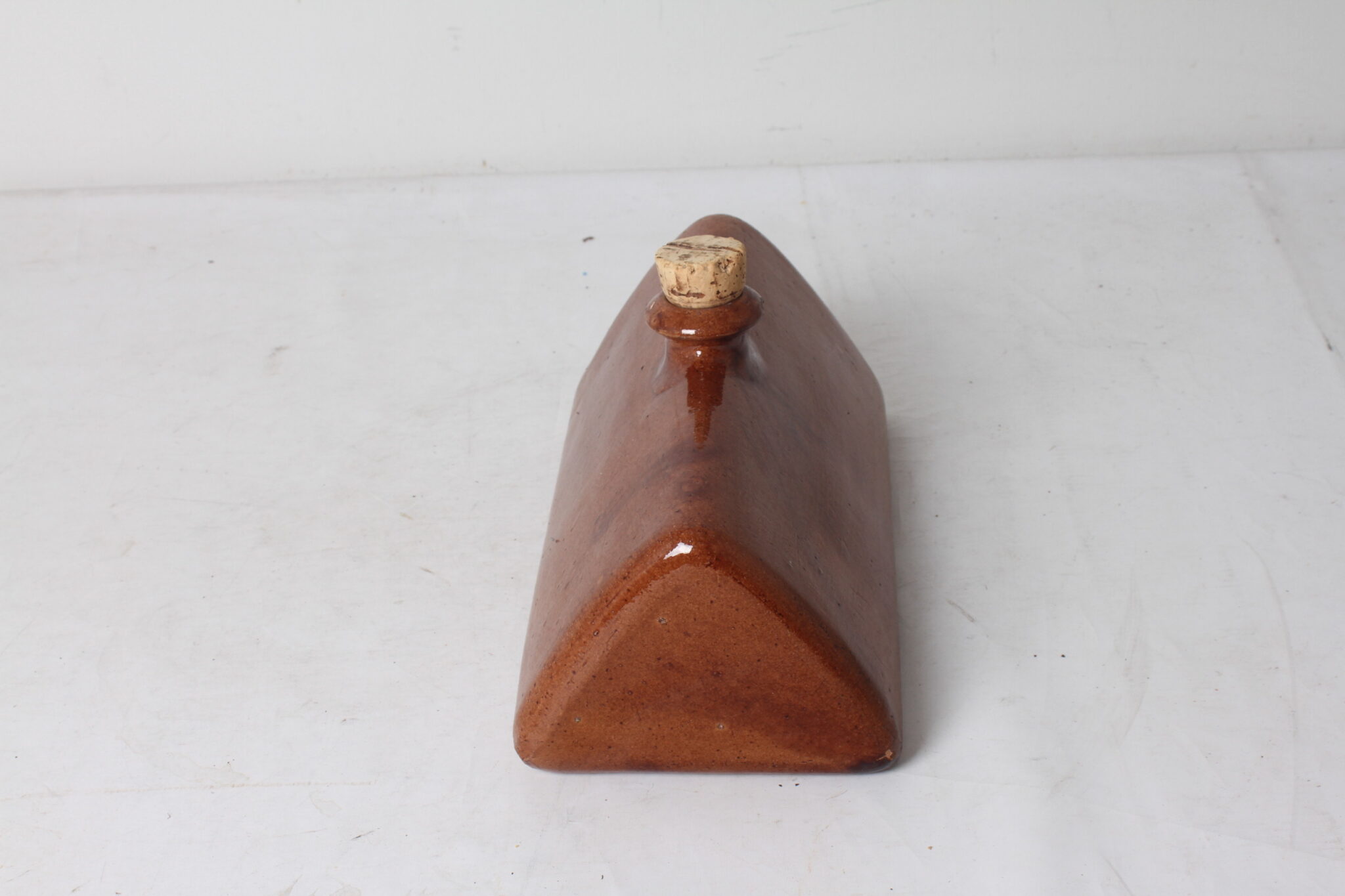 ancienne-bouillote-en-gres-bouchon-liege-objets-deco-brocante-collection-occasion-emmaus-scherwiller-etikette (1)