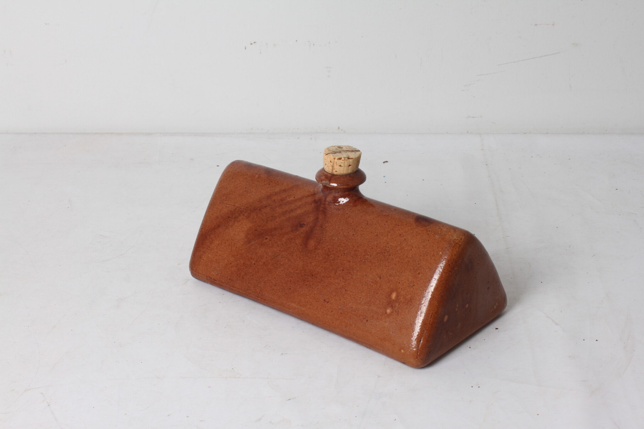 ancienne-bouillote-en-gres-bouchon-liege-objets-deco-brocante-collection-occasion-emmaus-scherwiller-etikette (2)